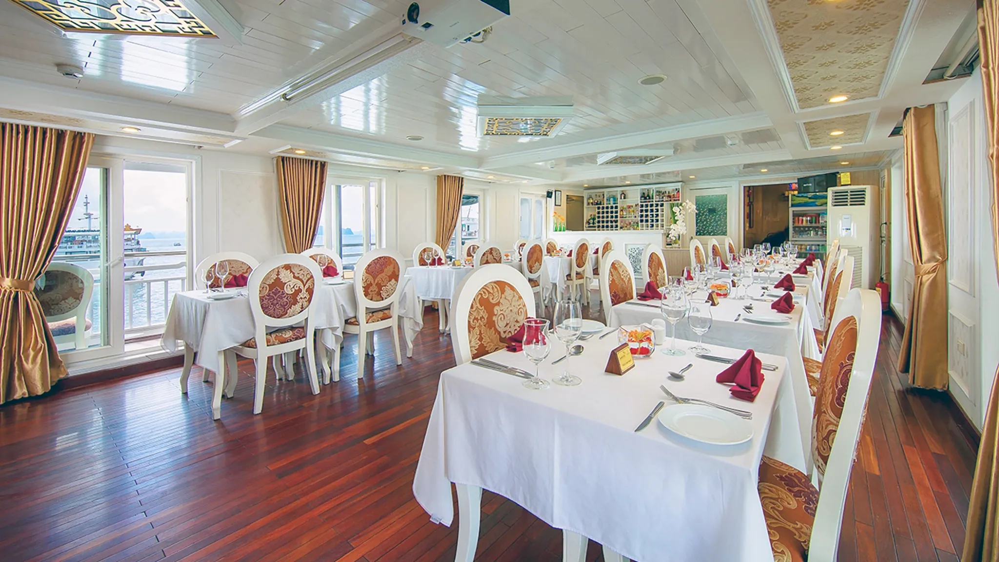 Spacious Restaurant with Royal Décor