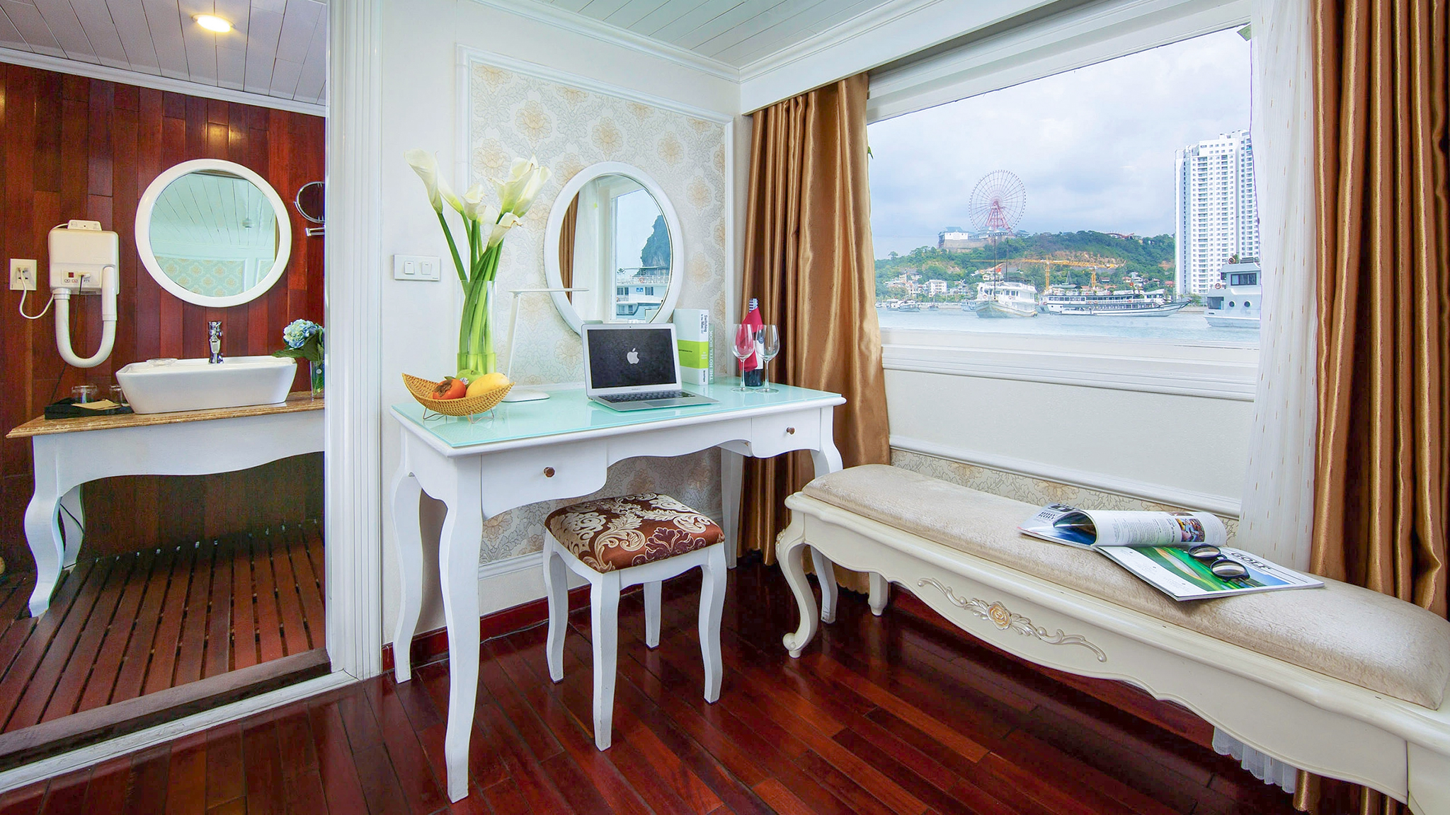 Huge Ocean-view window