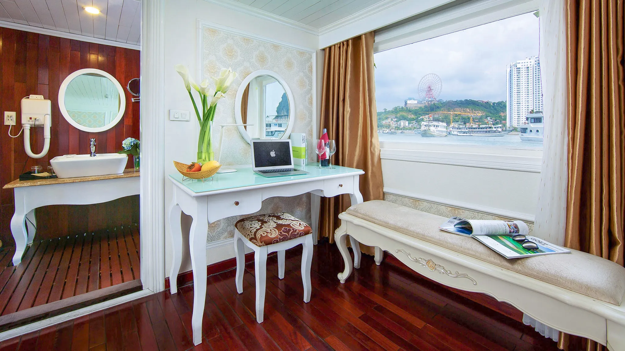 Huge Ocean-view window