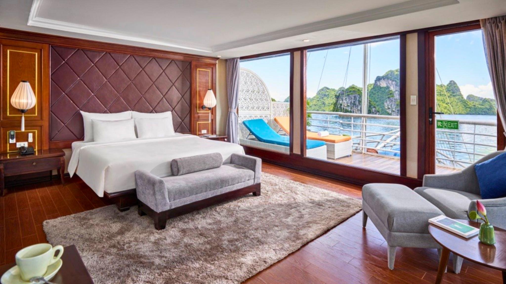 Luxury Suite Jacuzzi With Private Balcony