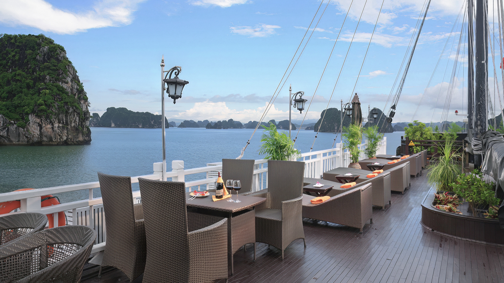 Guests can get to the airy sundeck and admire the bay&rsquo;s scenery.