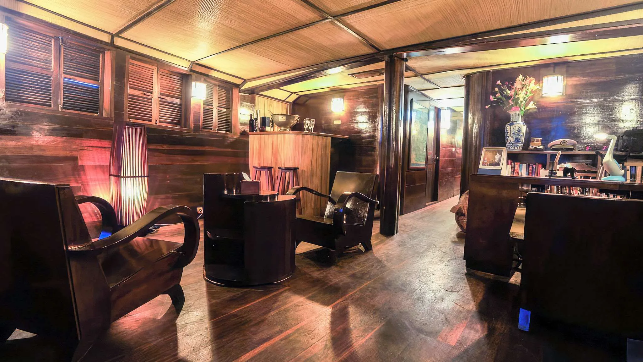 Cozy lounge on Toum Tiou I