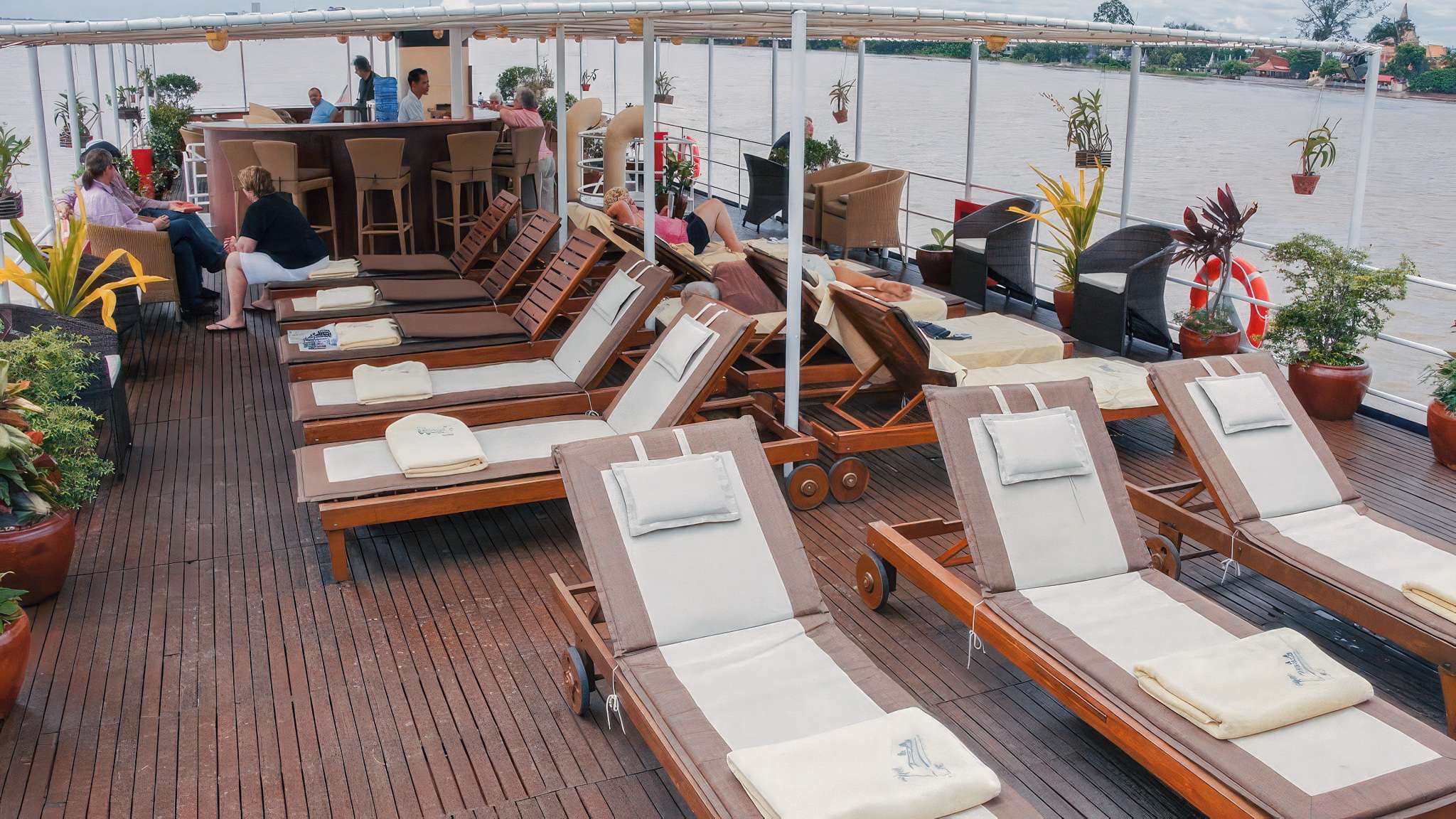 Sundeck with lounge bar