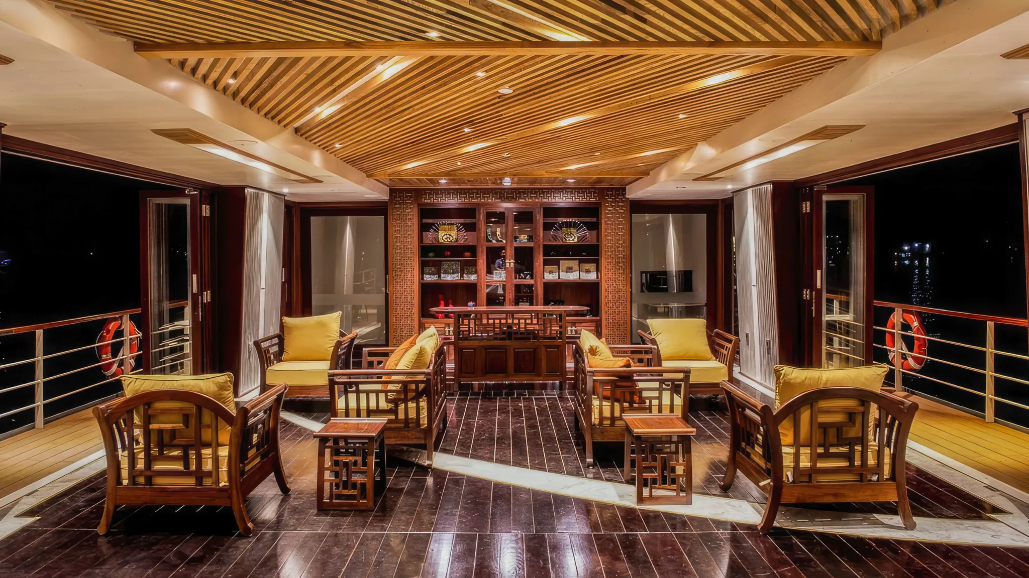 Airy Lounge and Bar on board