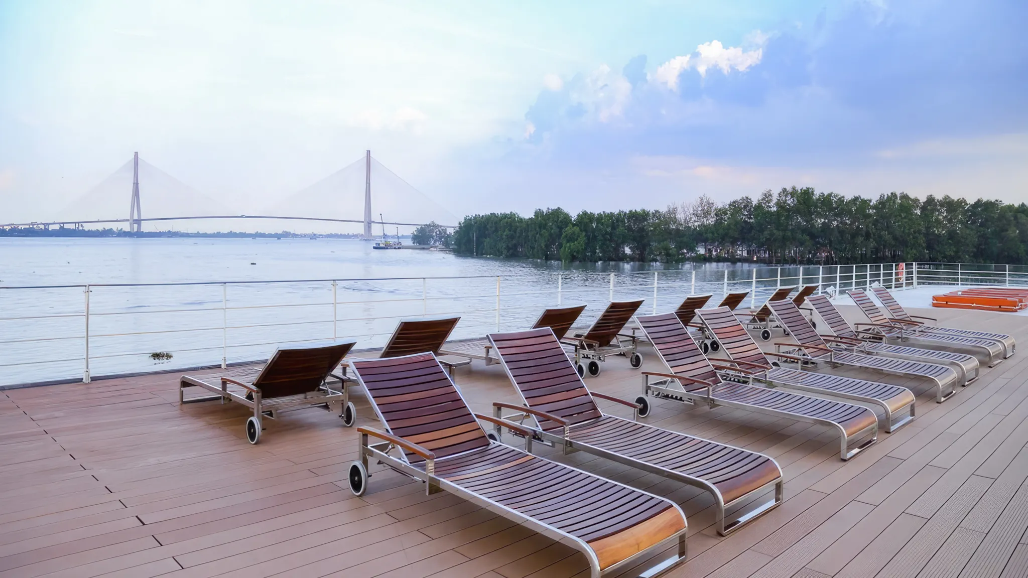 Broad Sundeck with panoramic view