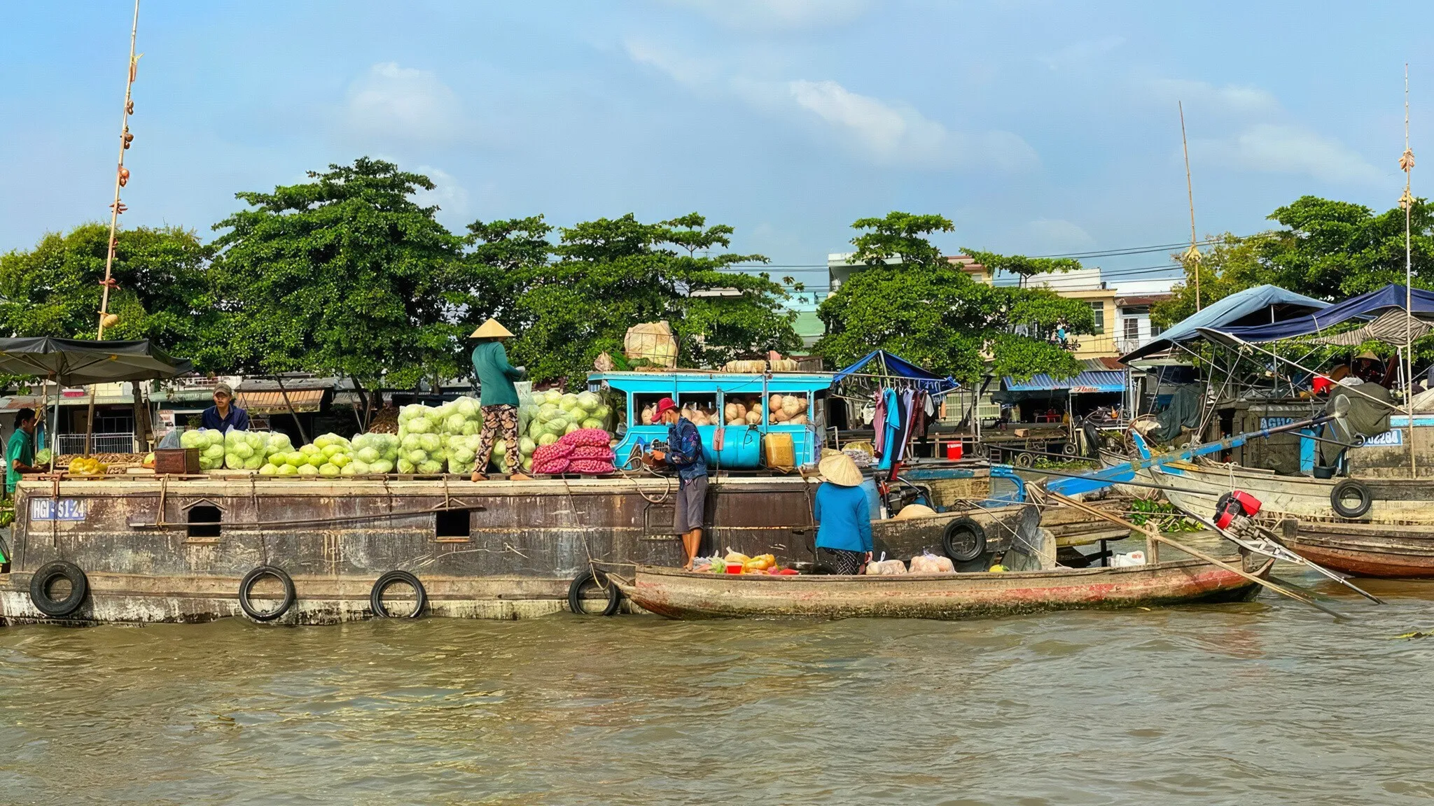 Busy Cai Rang floating market