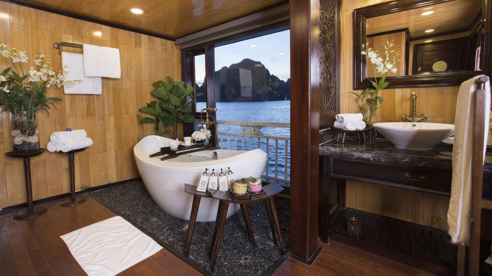 Hera Heaven Suite Bathroom