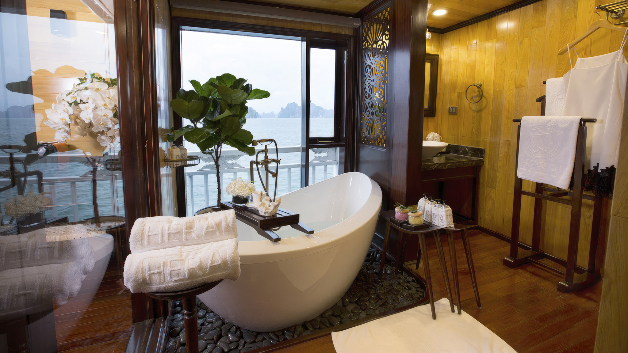 Hera Ocean Suite's bathroom