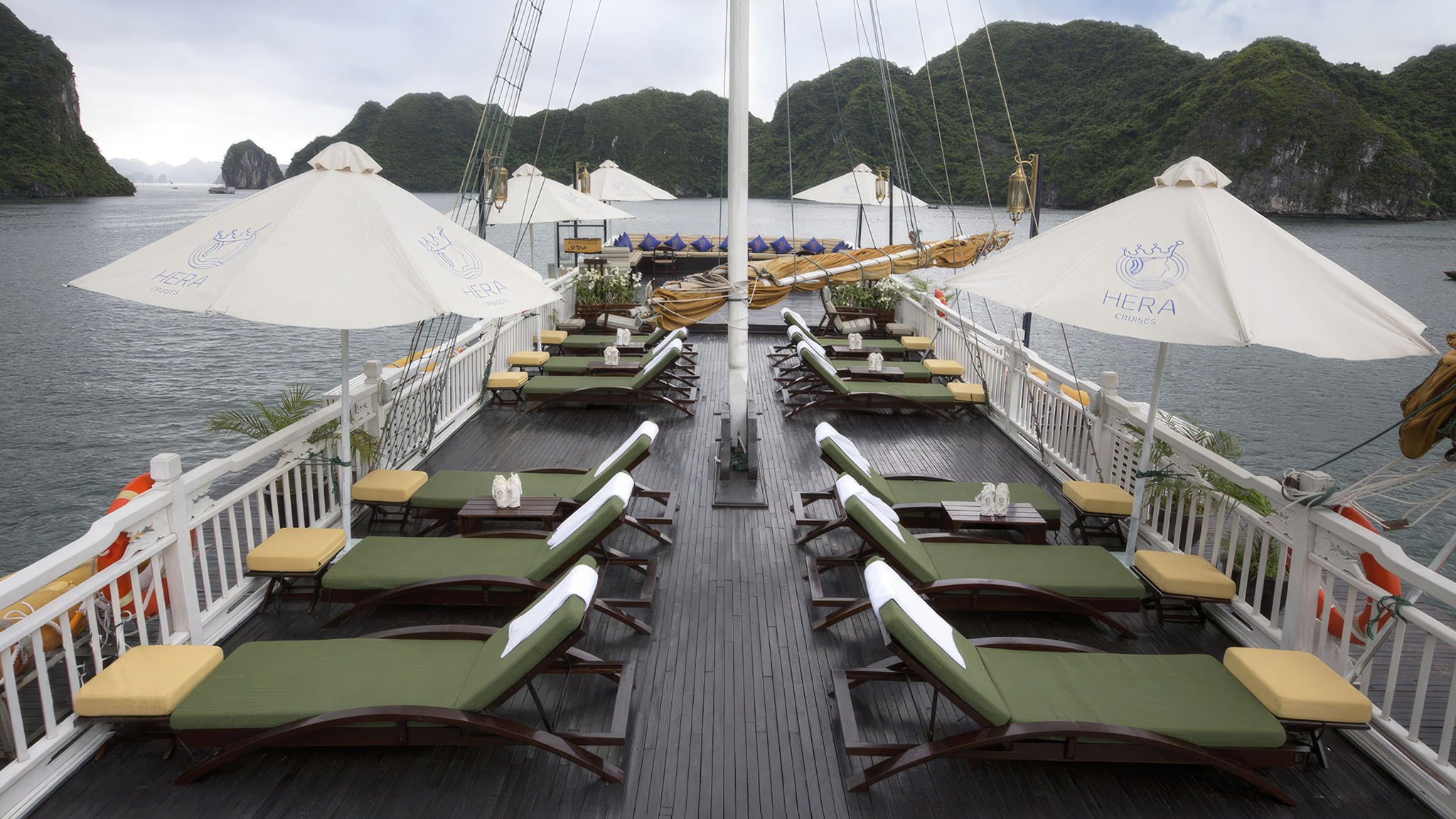 Excellent sundeck for sunbathing and intimate space for outdoor events.