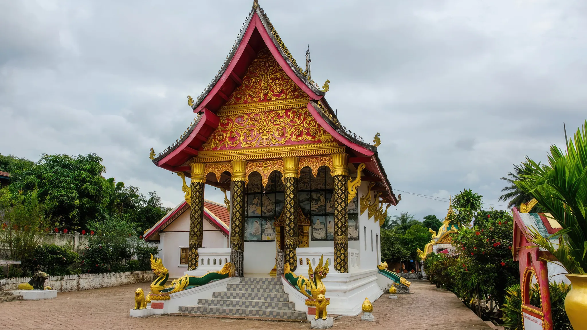 Outstanding temple in Ban Xang Hai