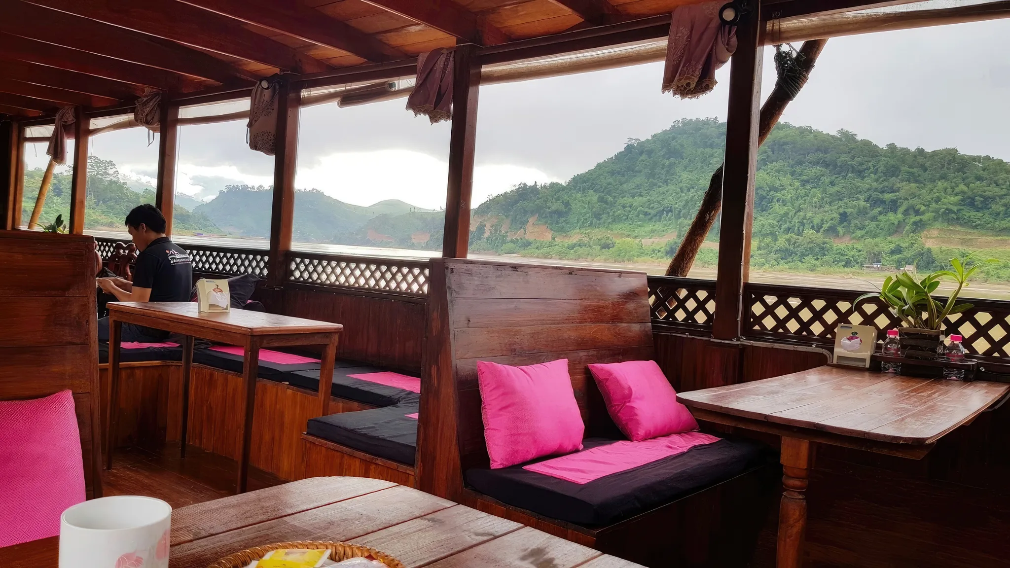 Enjoy the Scenery while eating