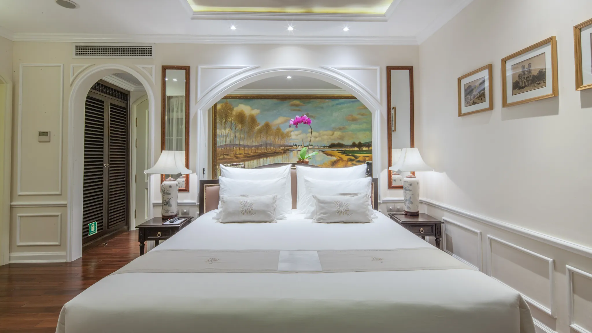 WLuxury suite with white color