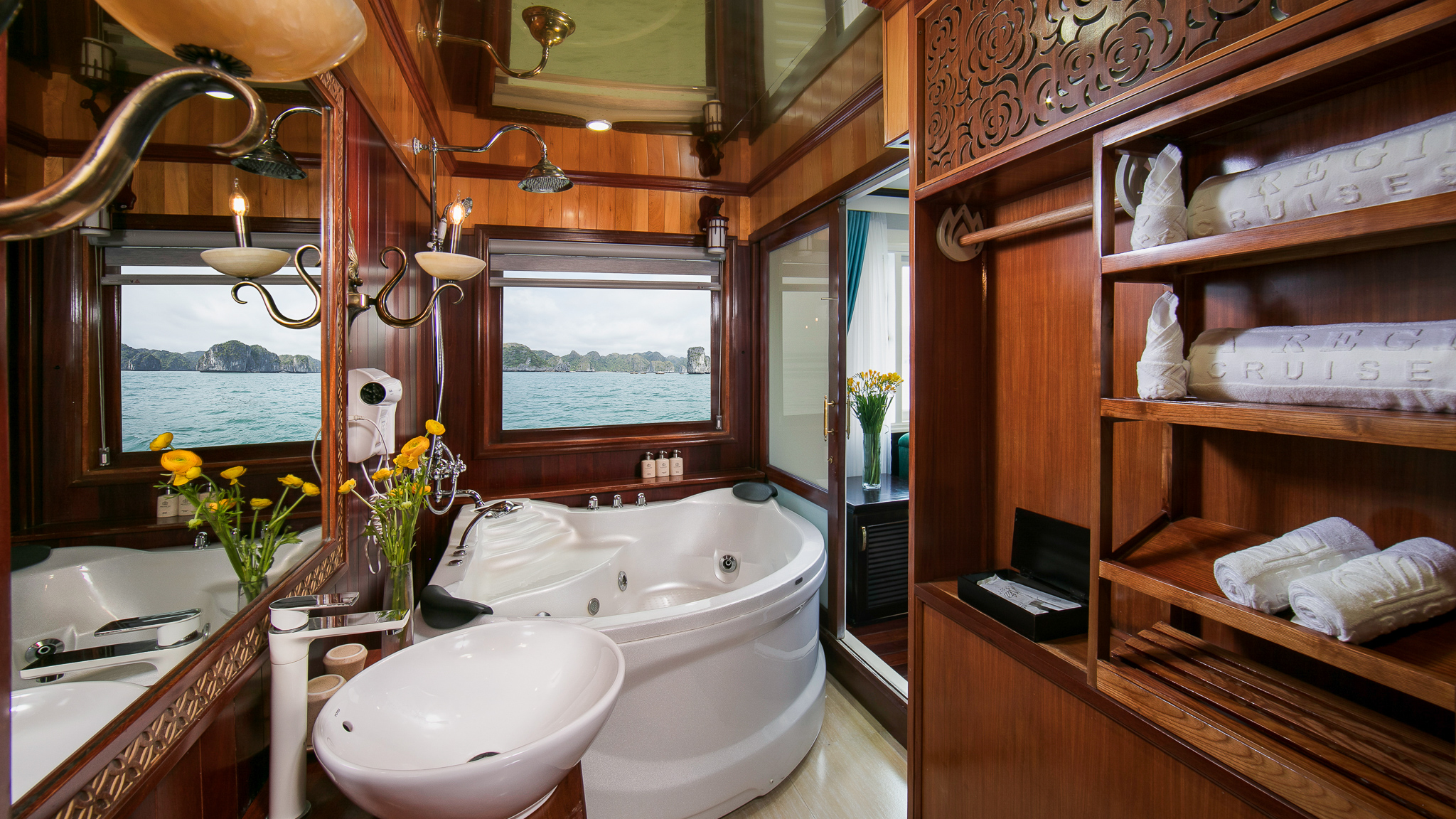 Grand Royal Suite Modern Jacuzzi