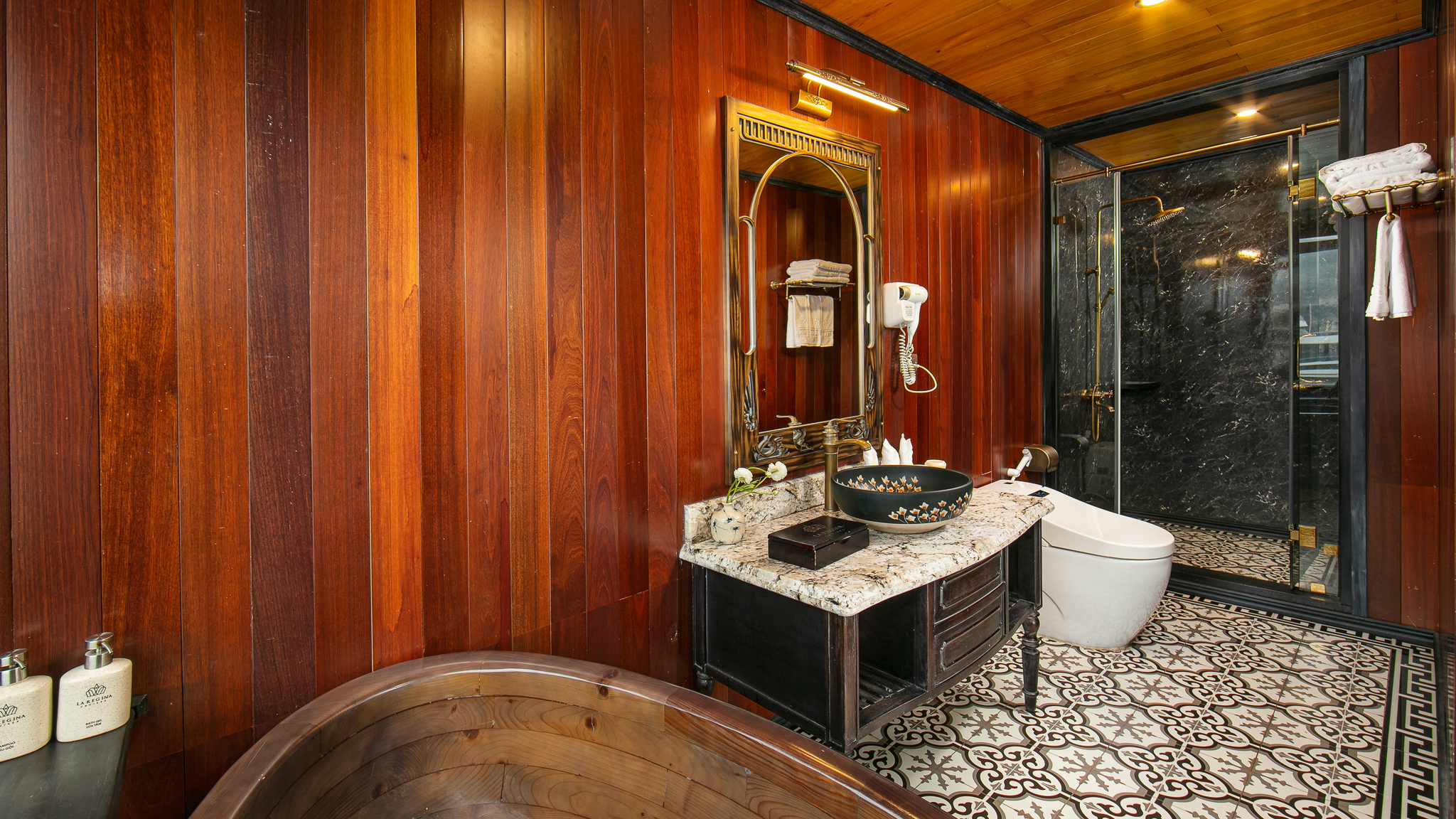 The spacious bathroom