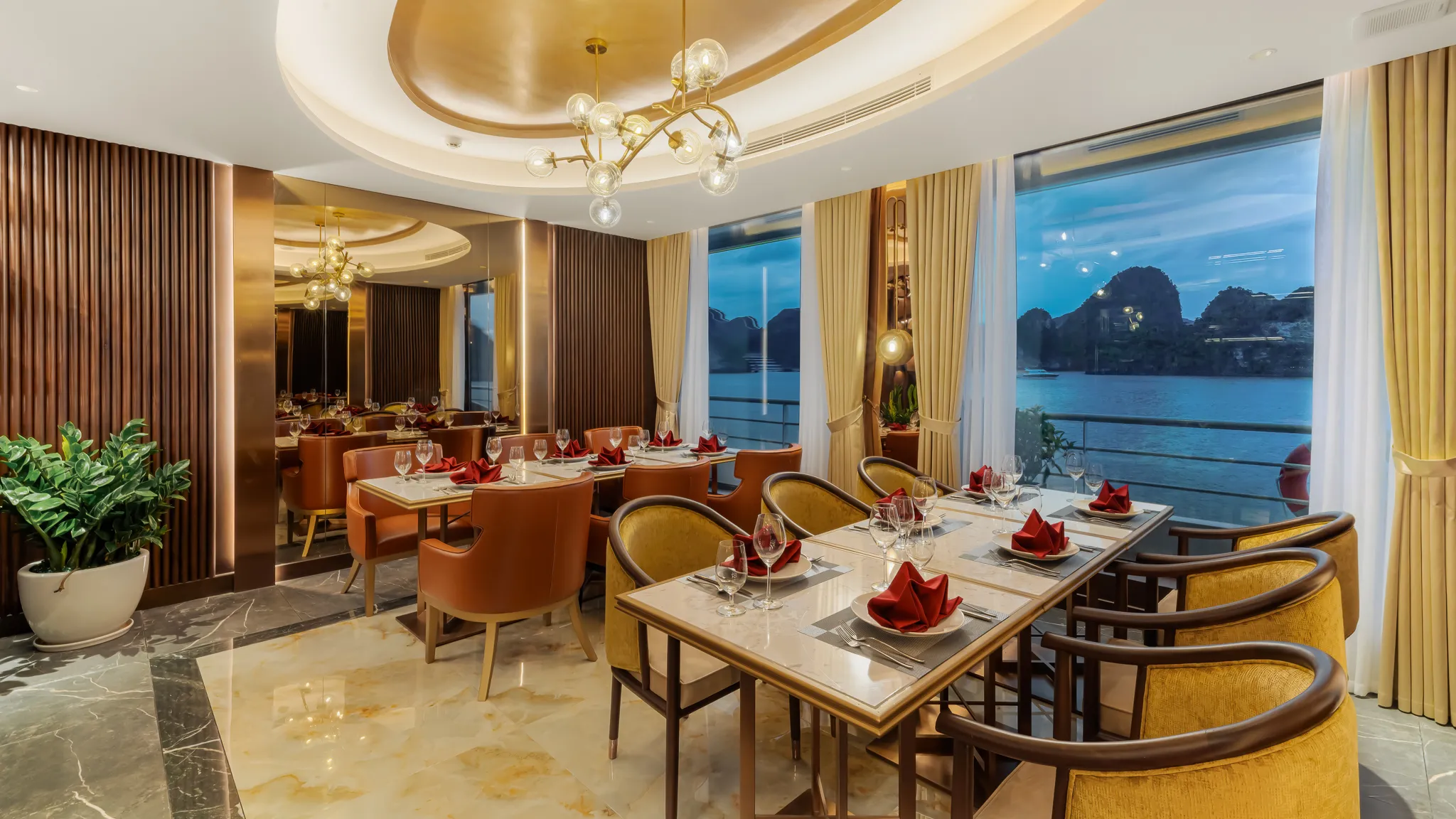 Luxurious Restaurant By Halong Bay View