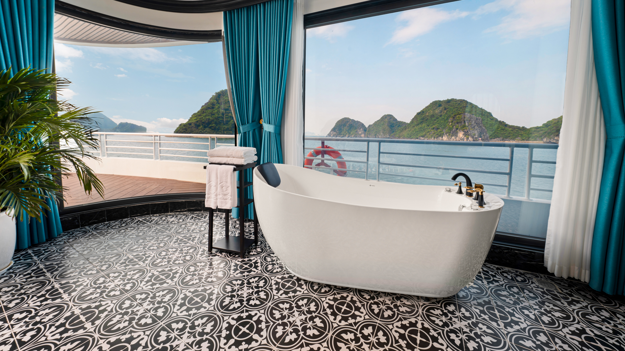 Bathtub with Huge Ocean-view Window