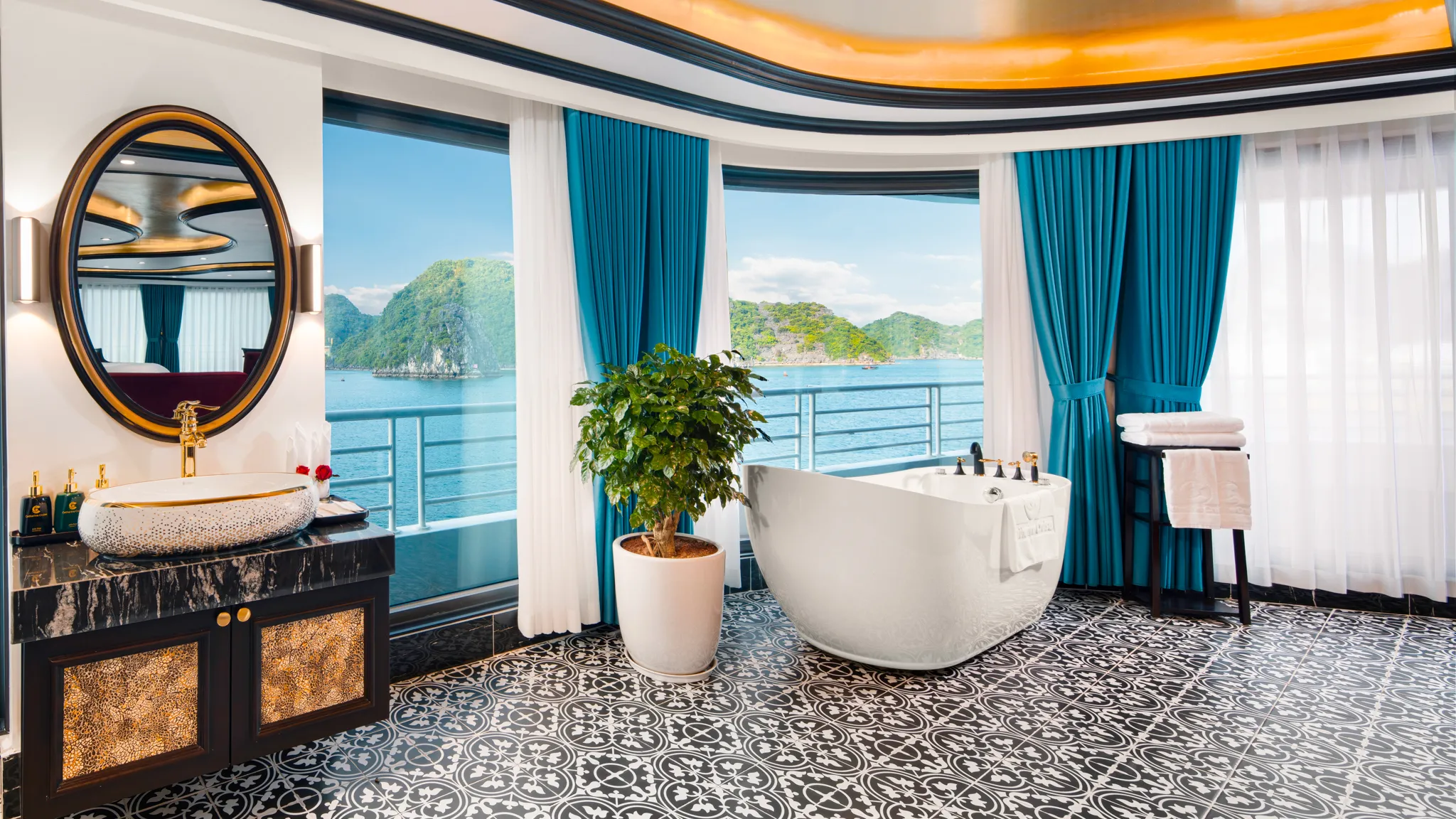 Jacuzzi bathtub with Halong Bay view