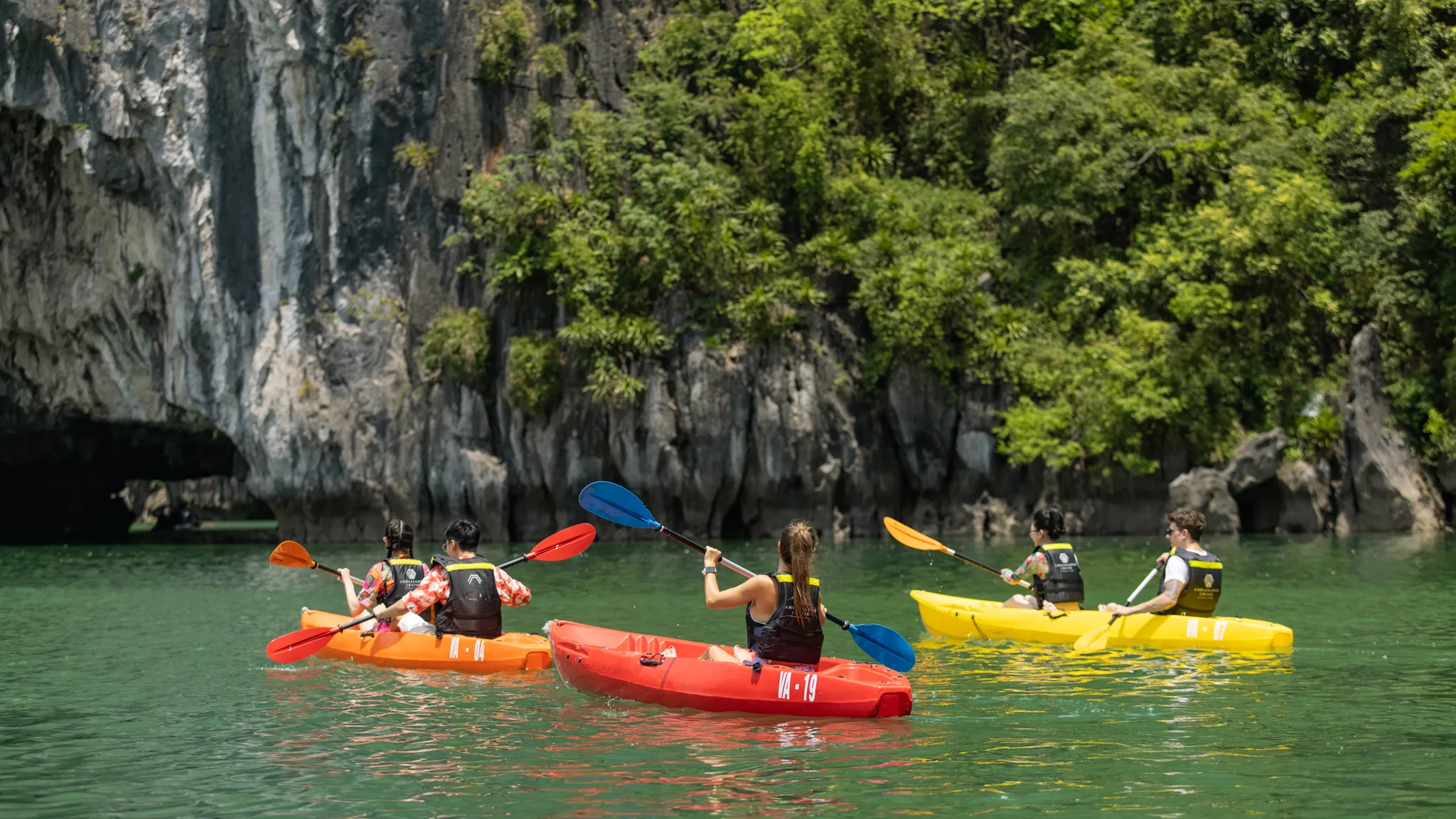 Kayak in Luon Cave area