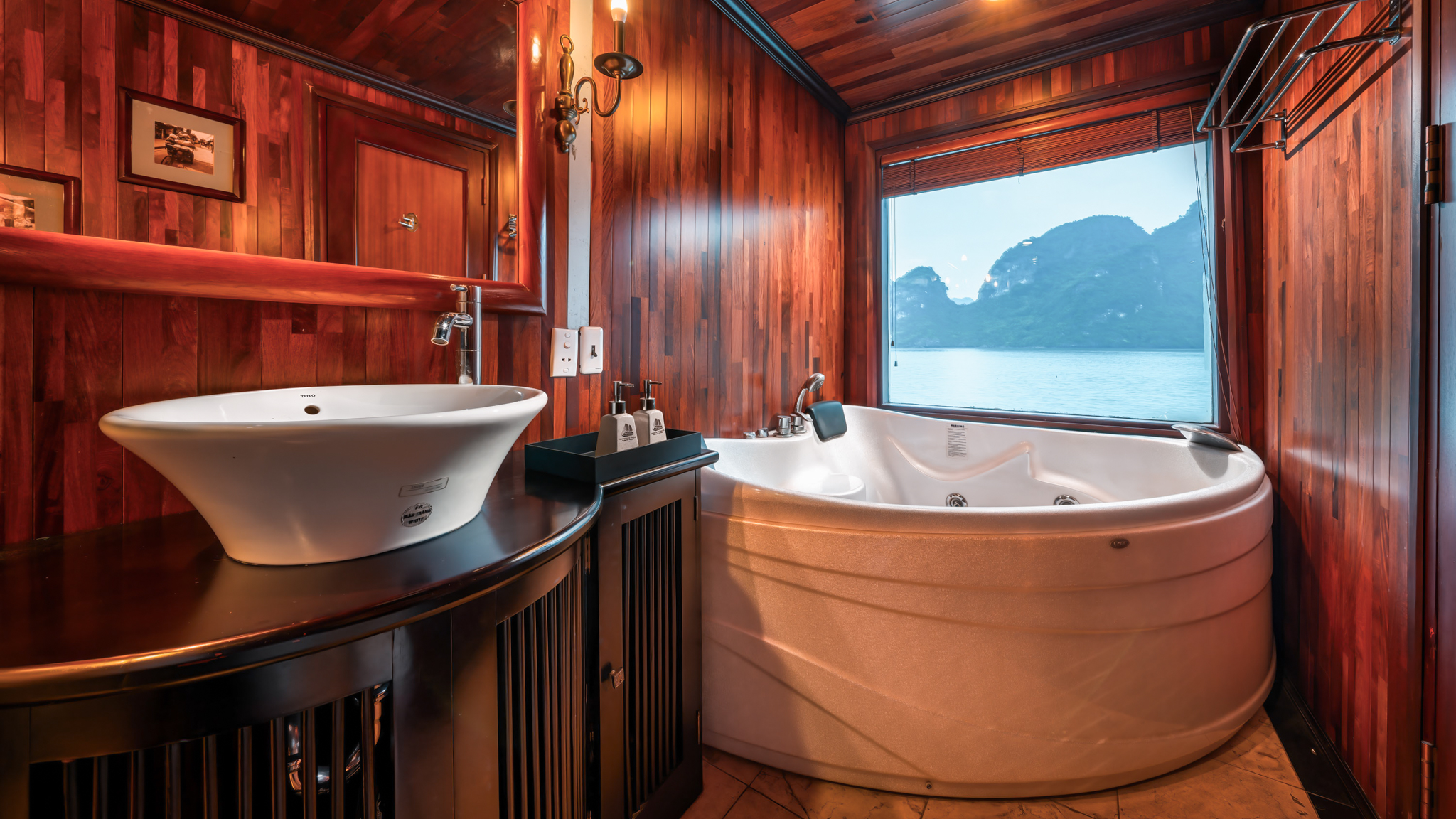 Comfortable Jacuzzi Bathtub