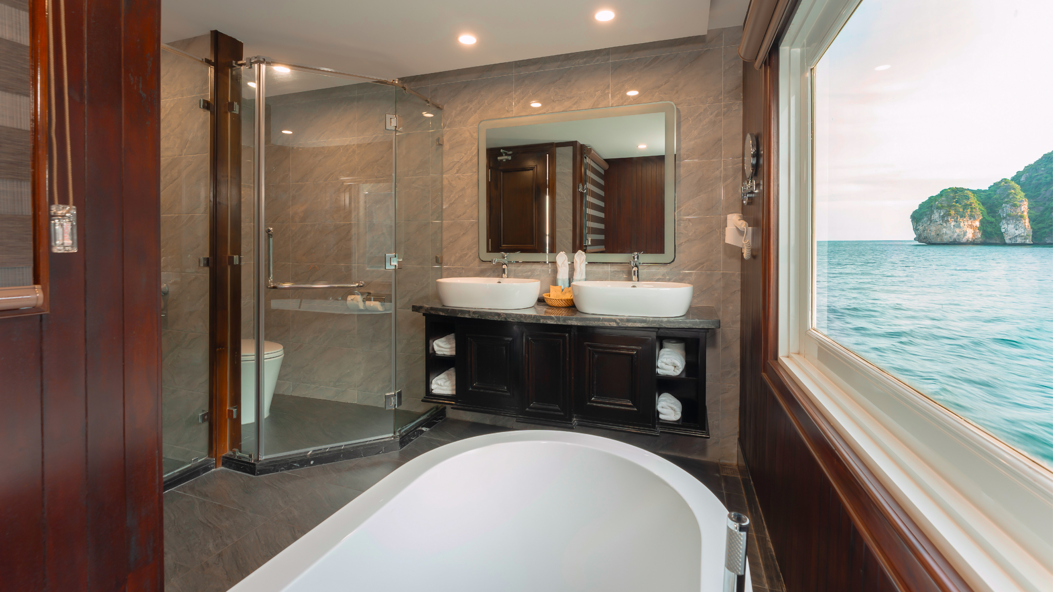 See the landscape whilst bathing