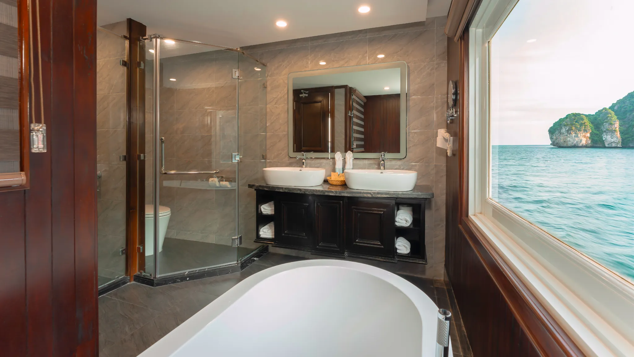 See the landscape whilst bathing