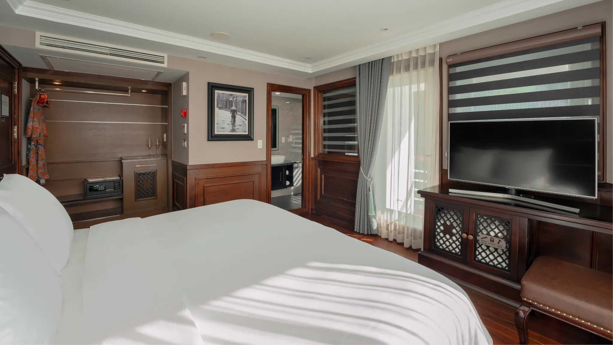 Elegant decoration in luxury suite