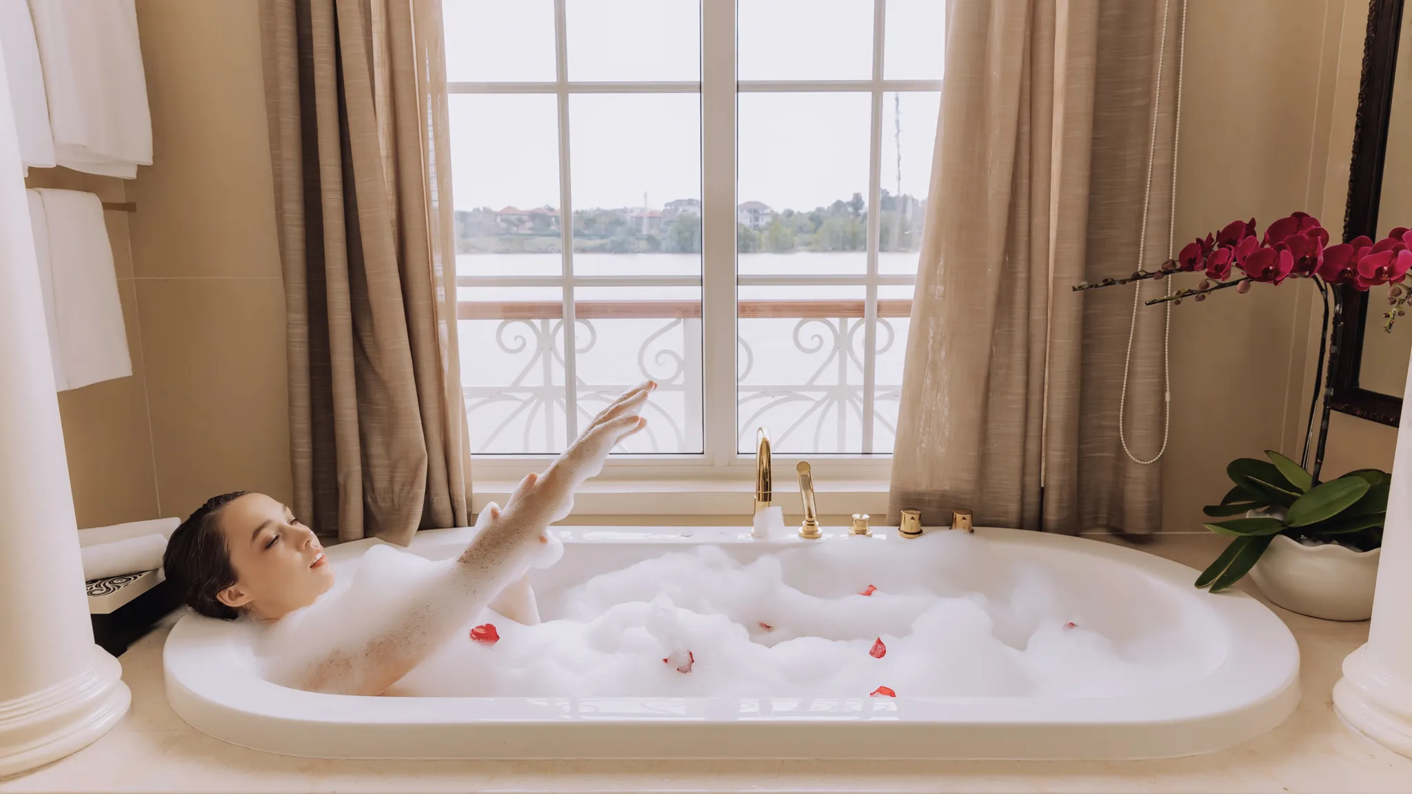 Luxury Bath for Your Comfy Overnight Stay