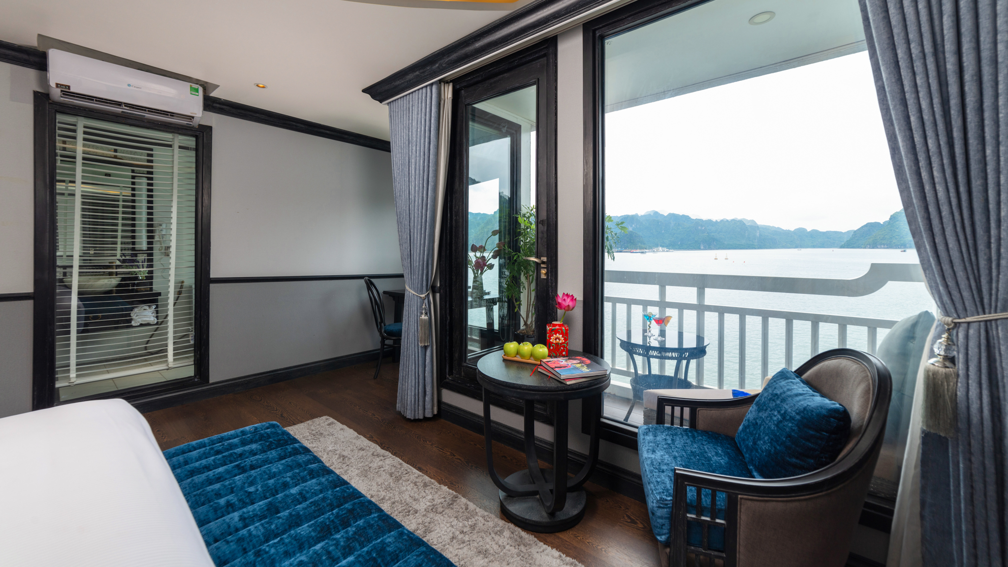 You can enjoy the view both inside and outside