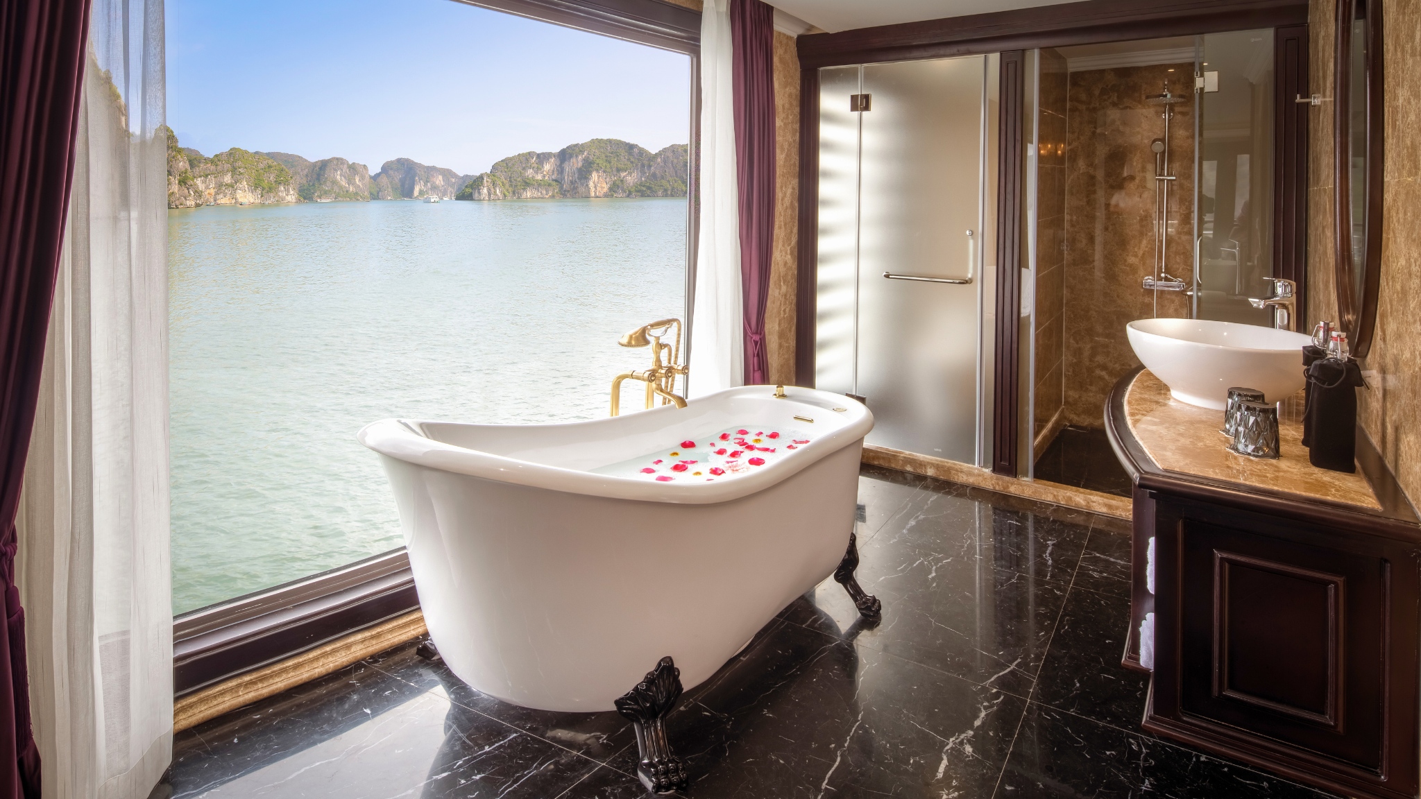 Romantic Sea-view Bathtub