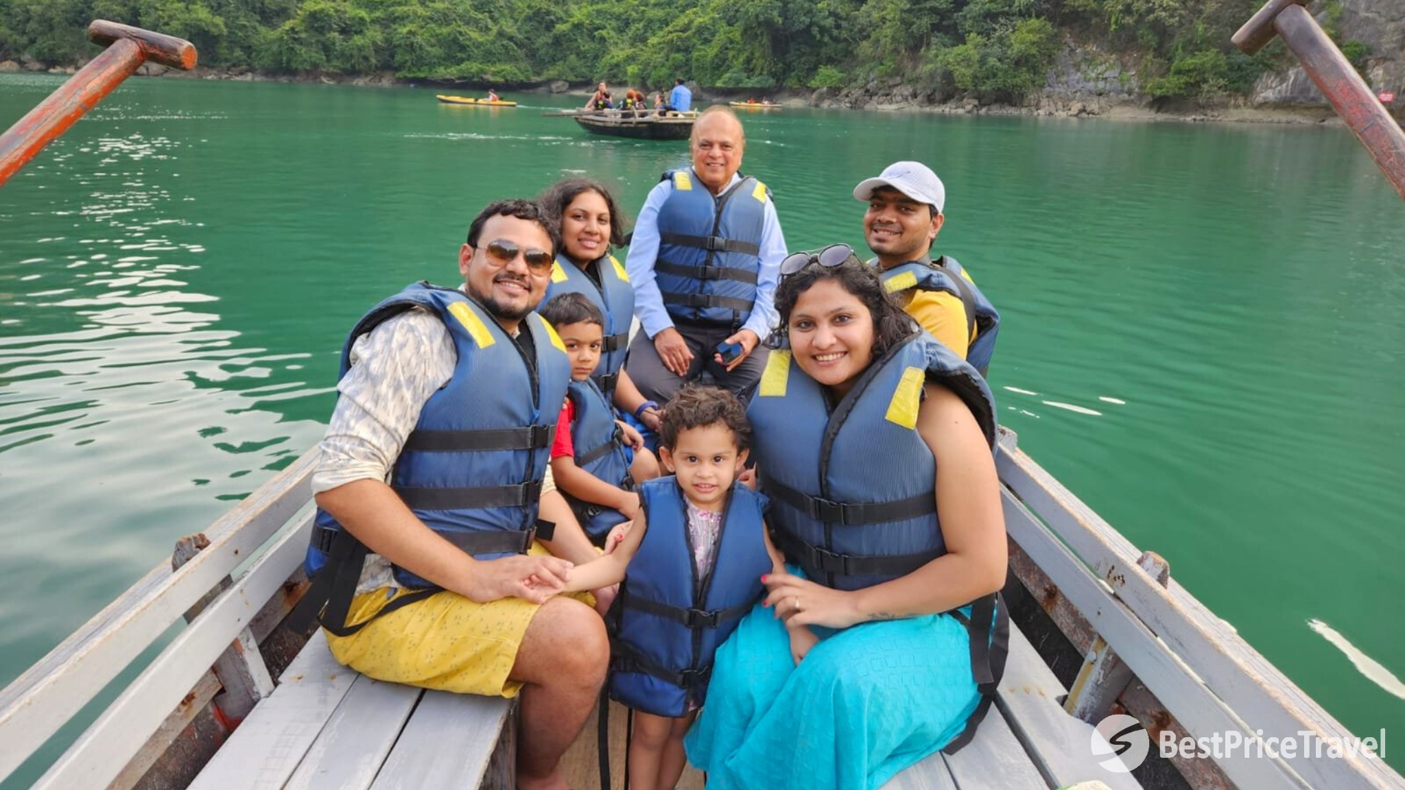 Rowing boat for family with kids to discover Luon Cave