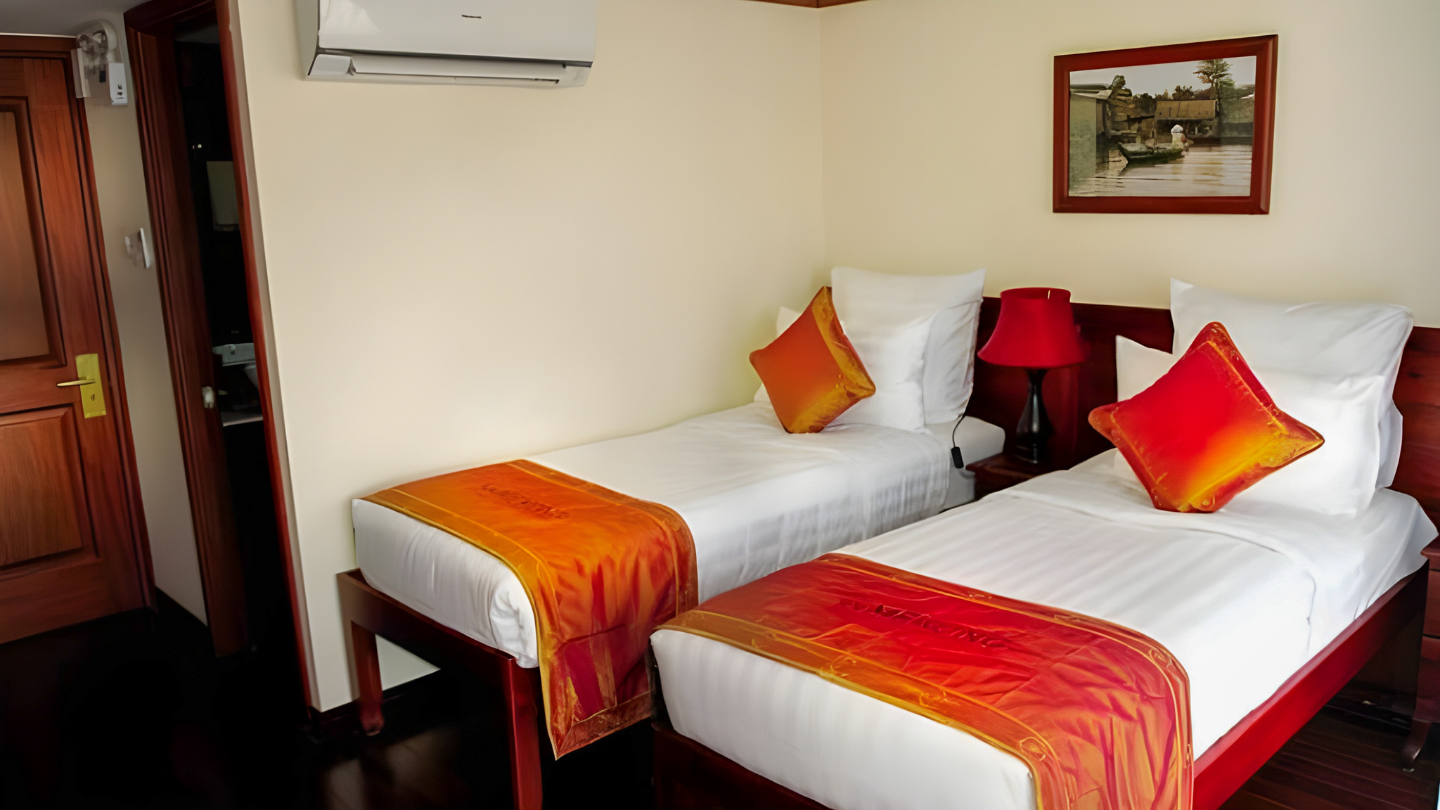 Standard suite with twin beds