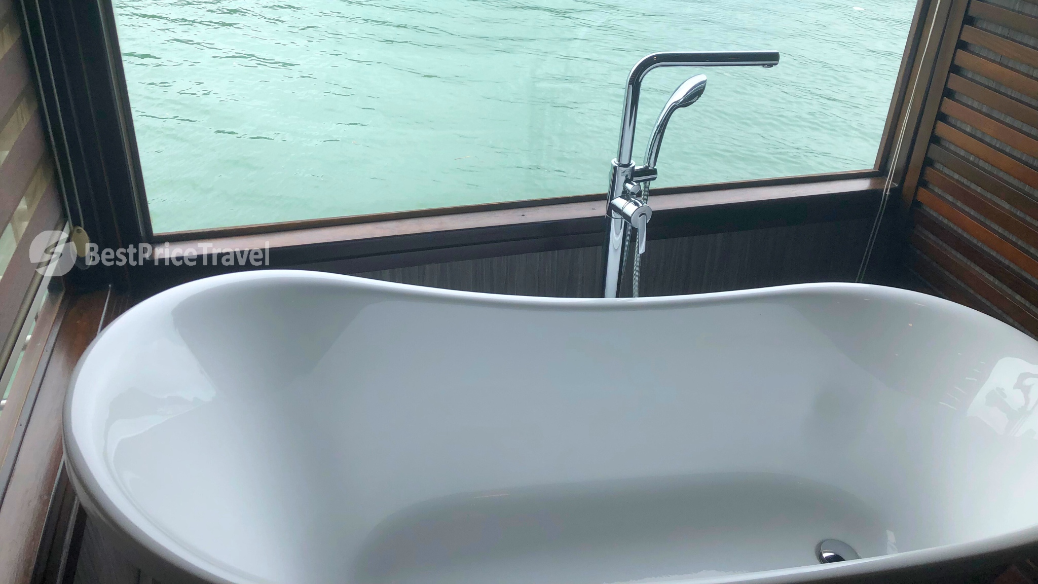 Clean Sea-view Bathtub