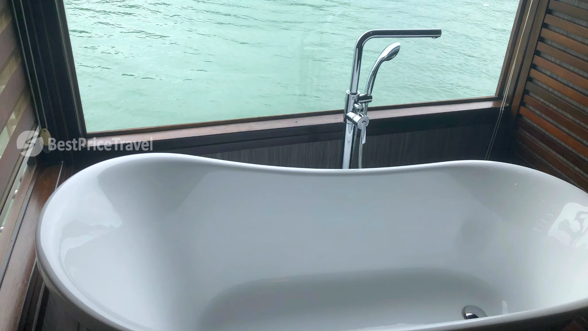 Clean Sea-view Bathtub