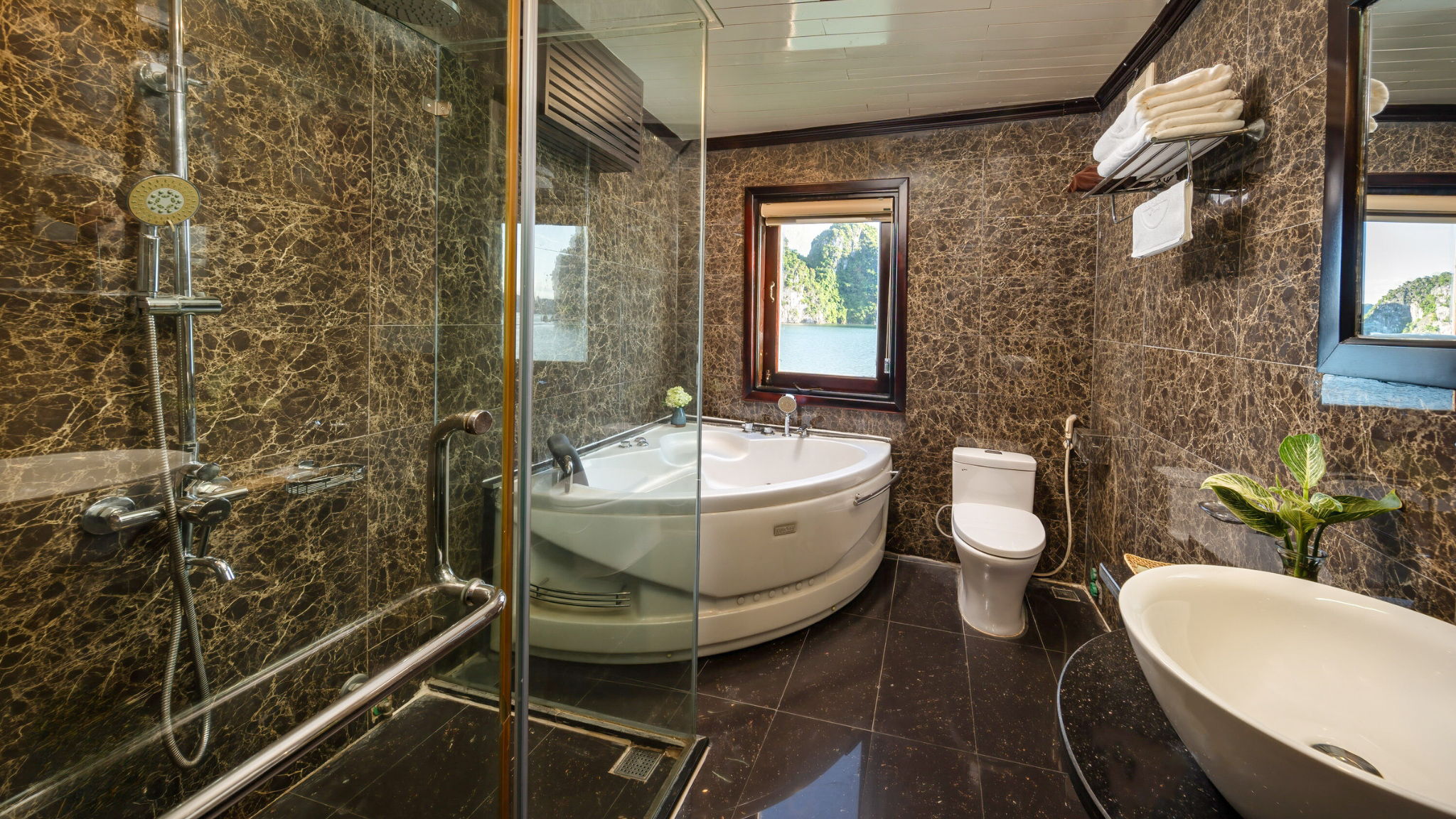 Large Bathroom with Jacuzzi