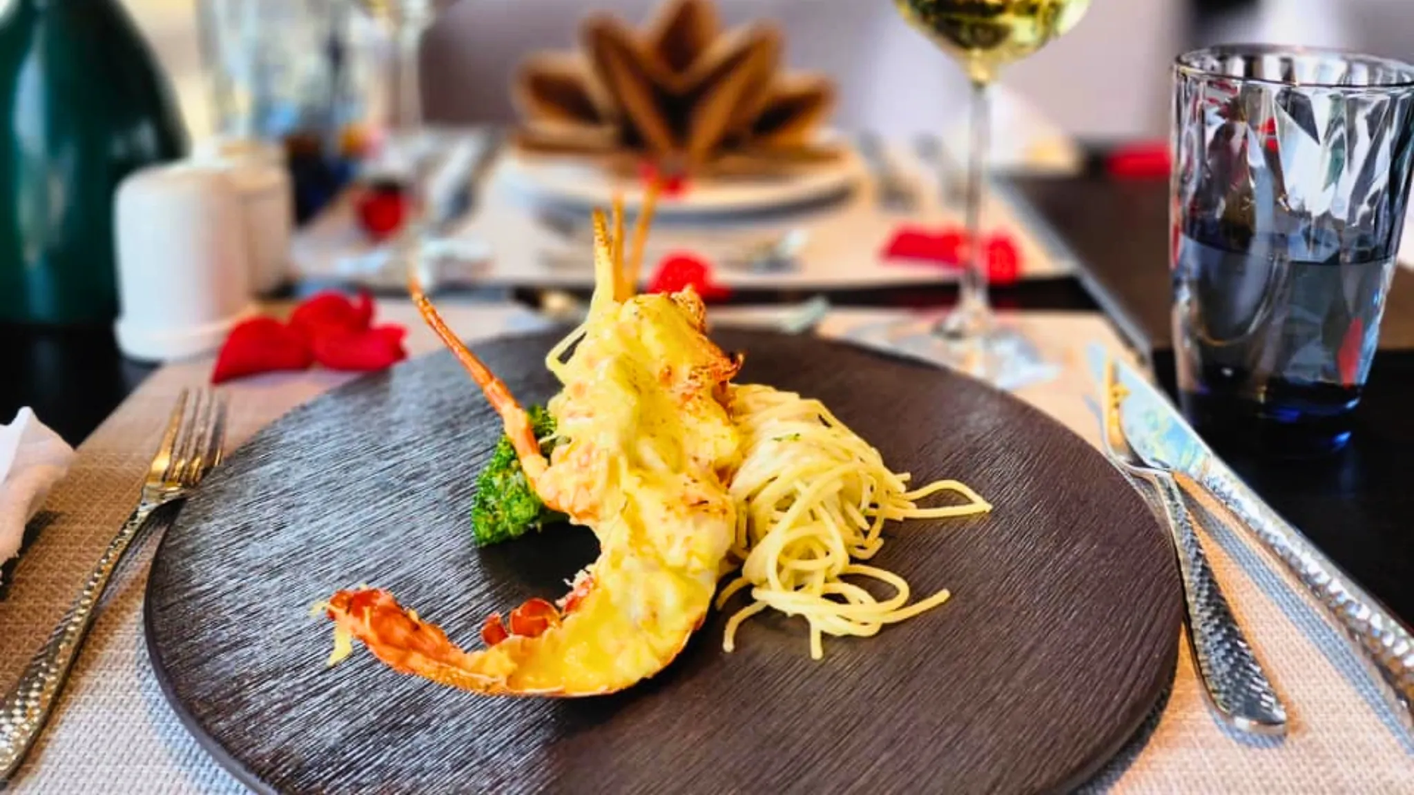 Elegant decoration of fine dining dishes