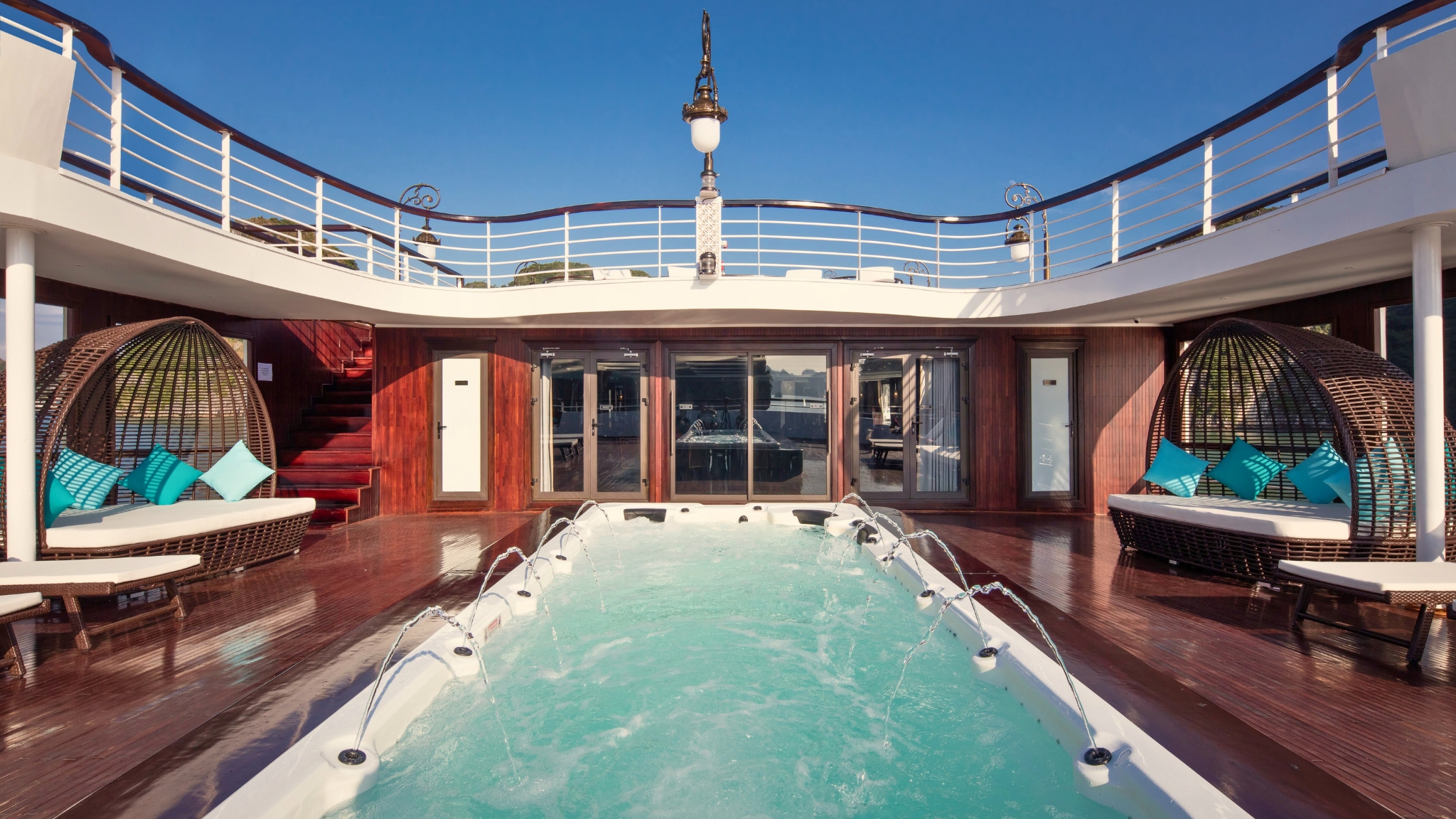 Breezy jacuzzi where you can unwind while viewing the charming scenery