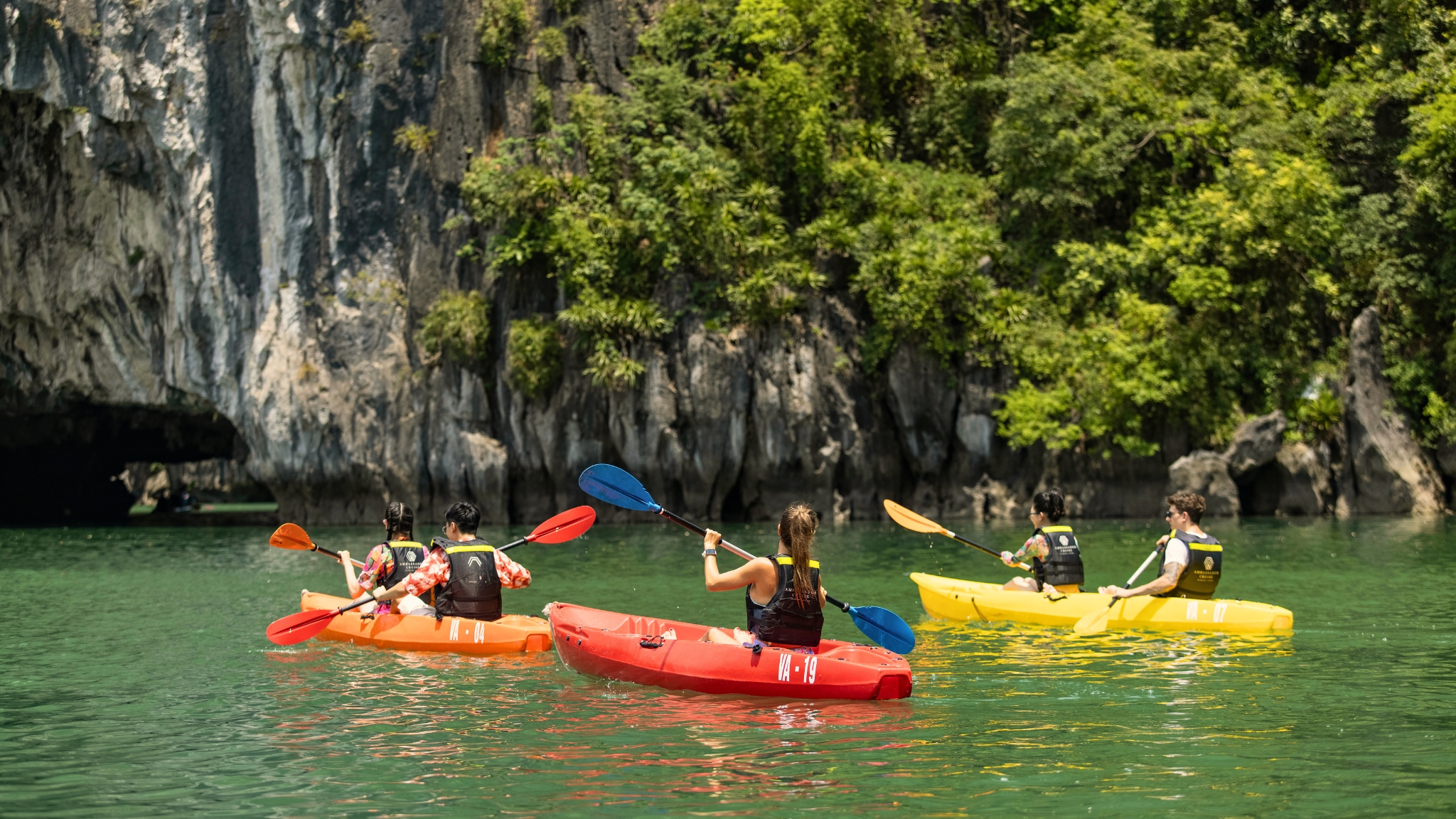 Refreshing with your travel mate by kayaking in the captivating Luon Cave