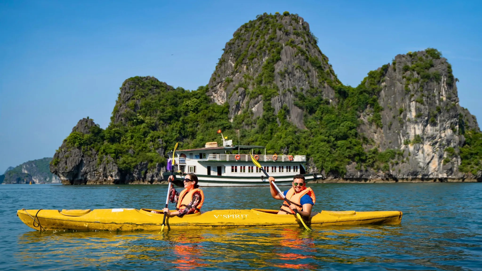 Kayaking to discover the bay