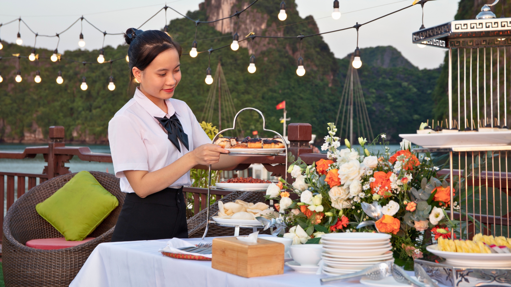 The sunset party offers great enjoyment with an eye-catching array of tasty canap&eacute;s.