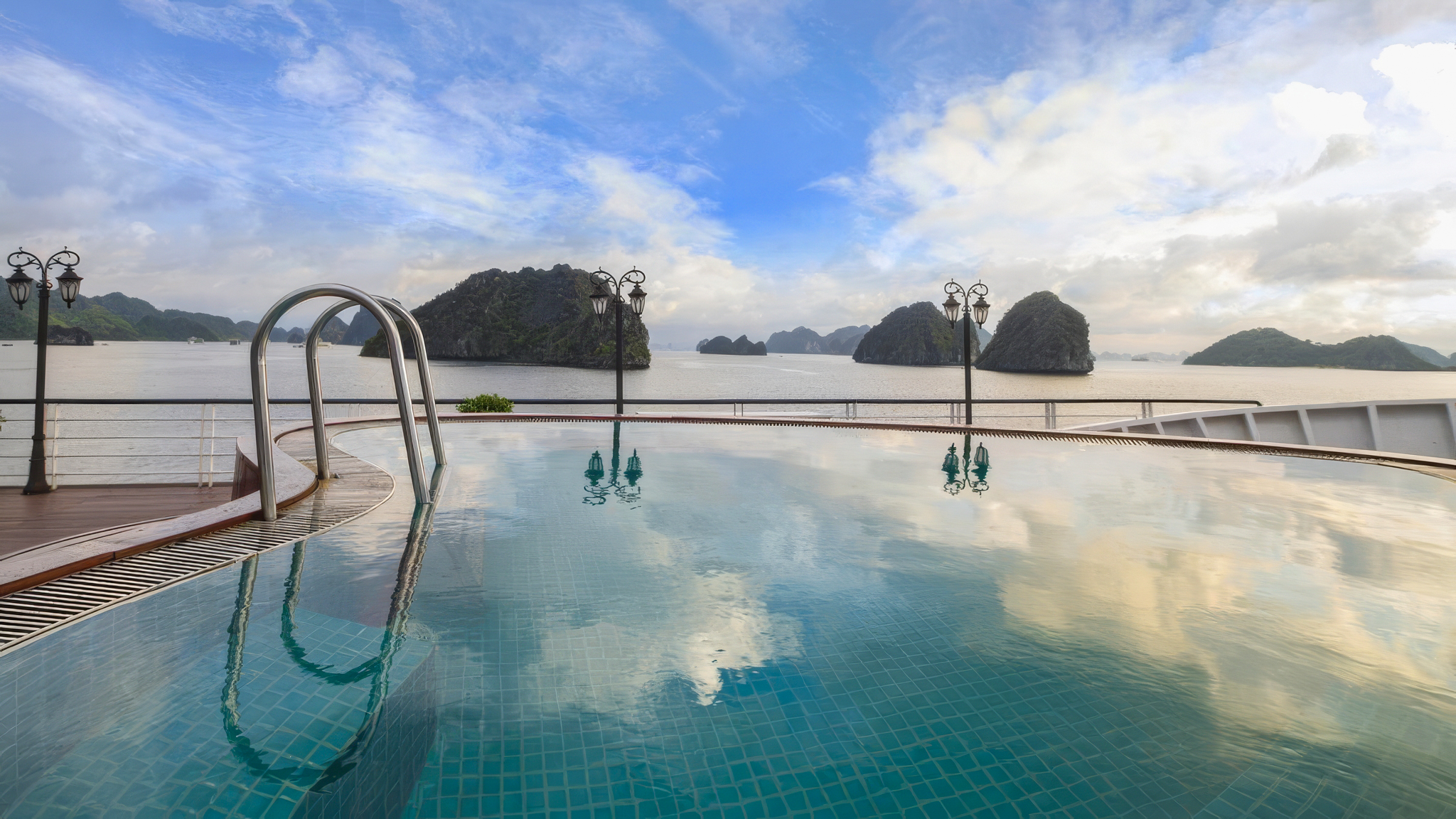 Glorious panoramic view of Halong Bay from the 4-season jacuzzi