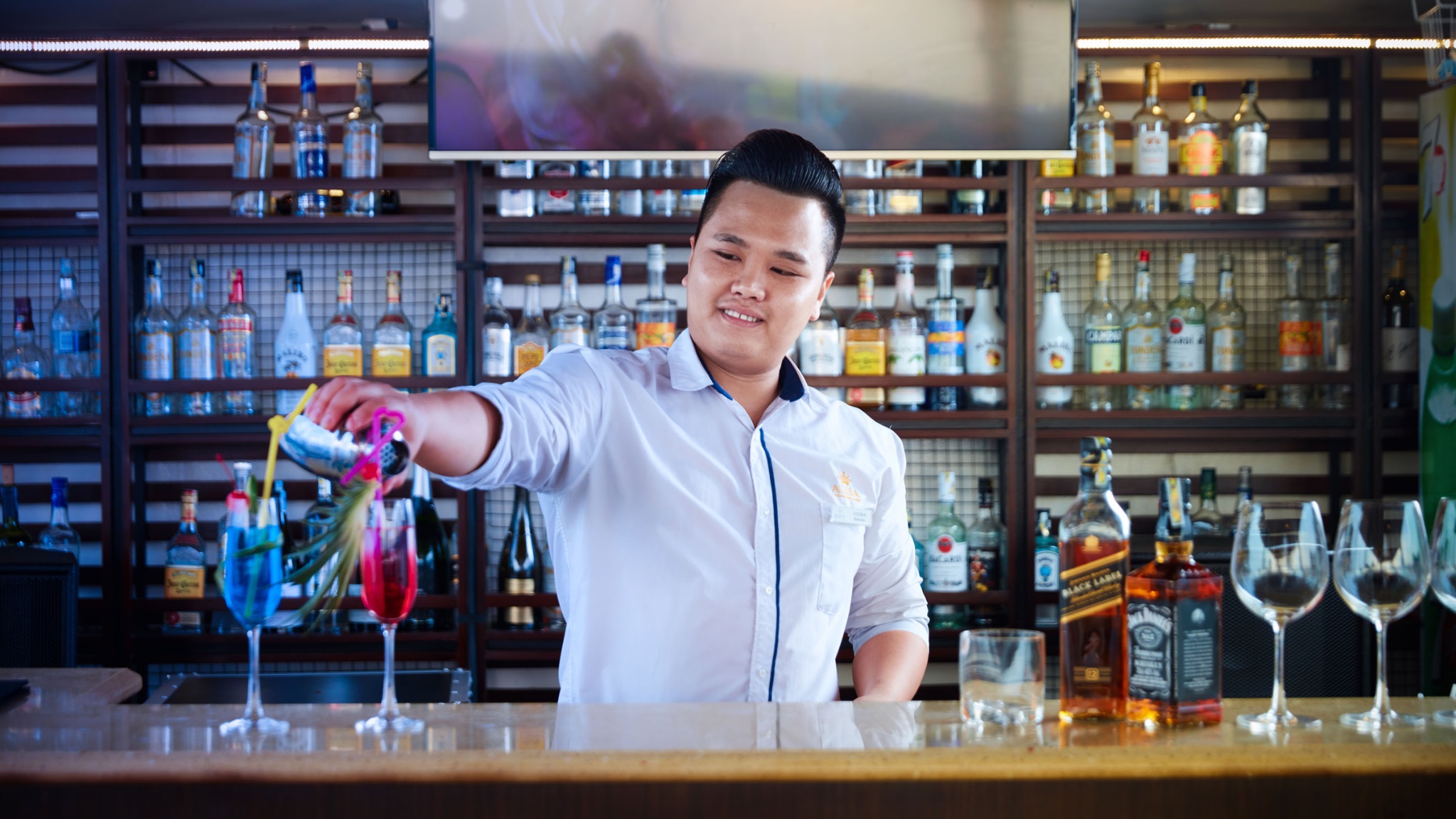 Join the Happy Hour to enjoy delicious drinks on the promotional program