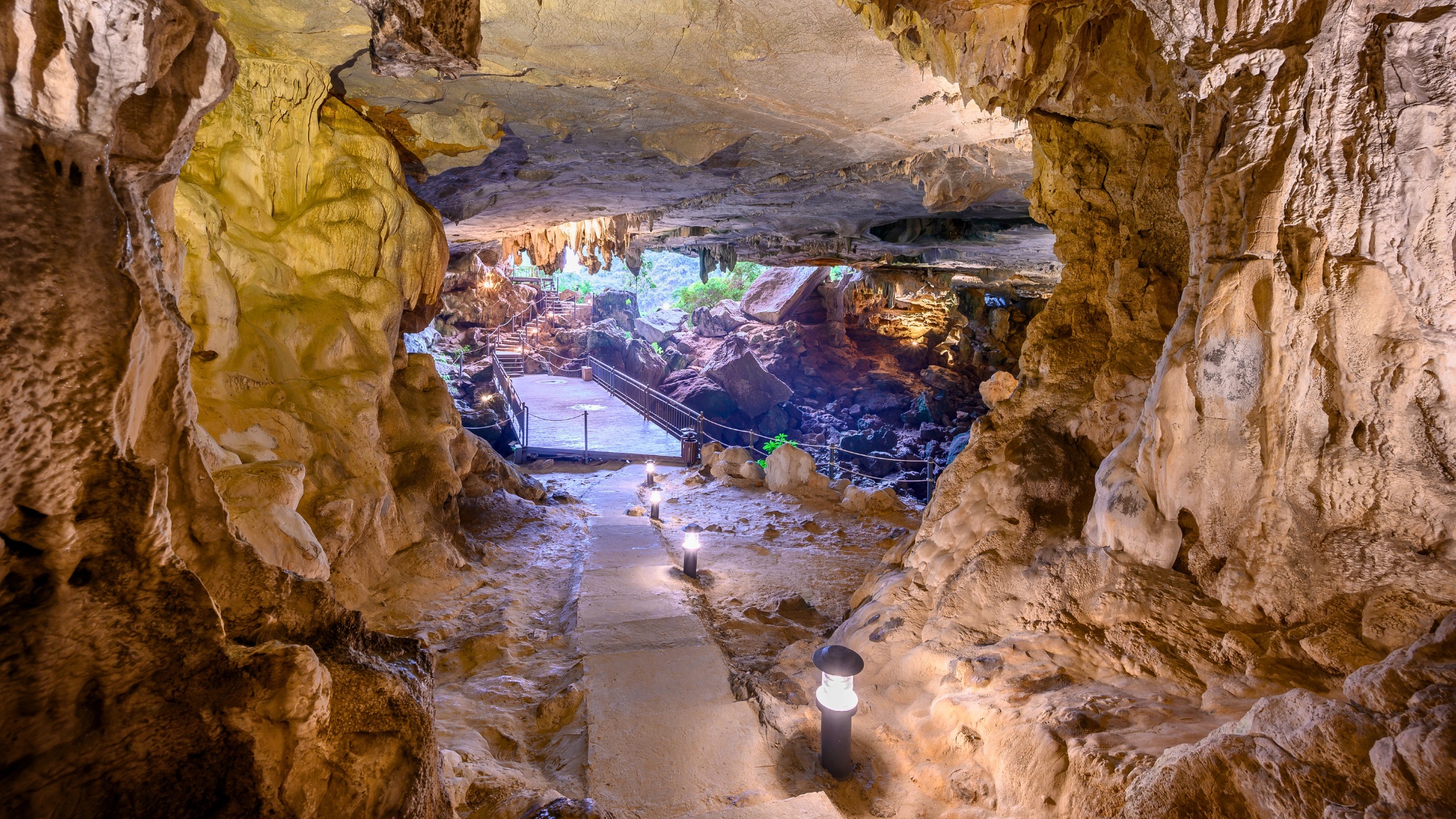 The spectacular Sung Sot Cave, one of the wonders of Mother Nature