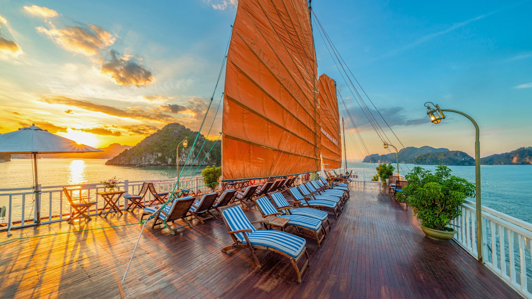 Sub&aacute;monos a la terraza sol&aacute;rium, disfrutemos del aire fresco y veamos el majestuoso paisaje de la bah&iacute;a de Halong.