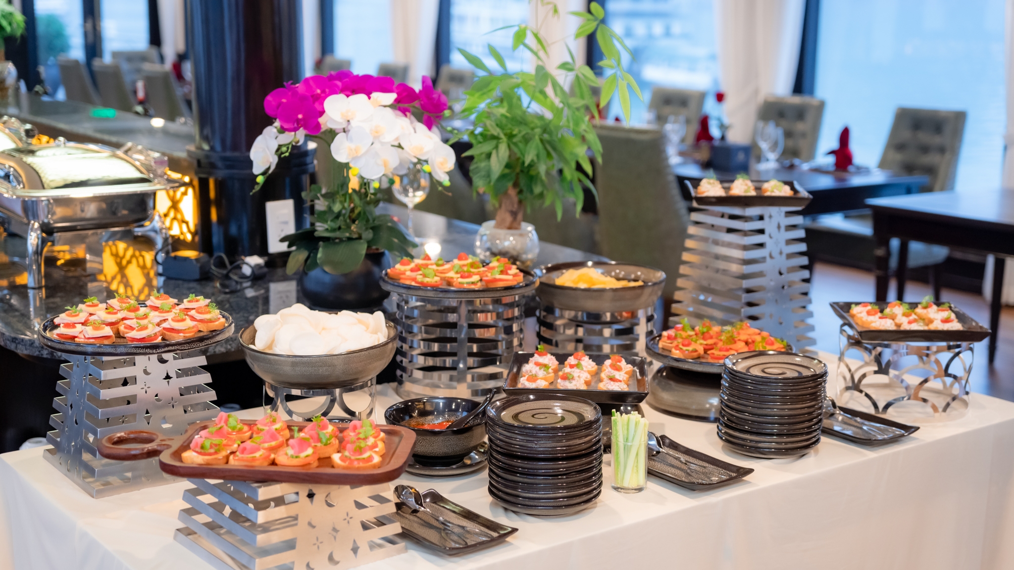 Hermes Cruise caters to everyone&rsquo;s tastes with delicious Vietnamese and Western dishes.