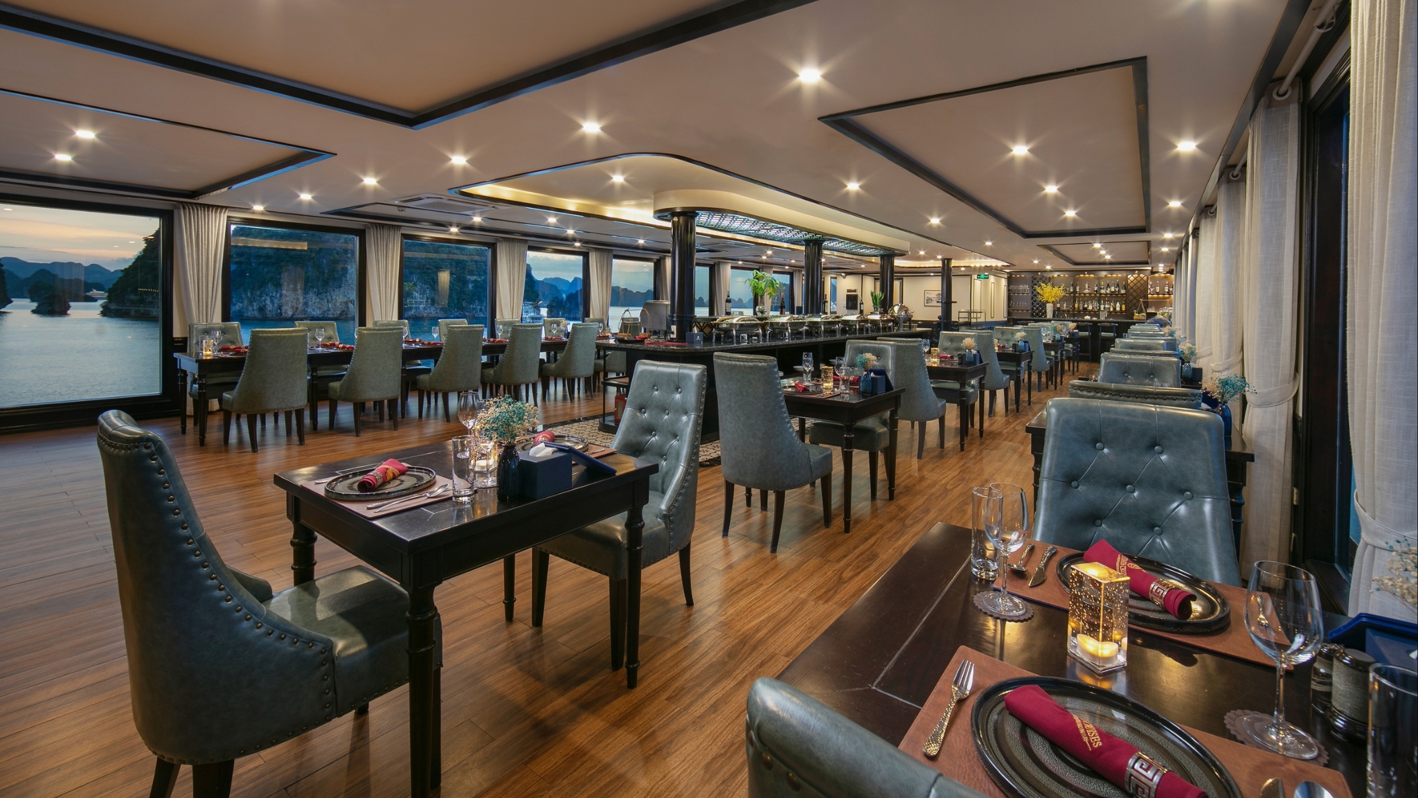 Hermes Cruise Halong Bay ofrece un comedor espacioso y lujoso.