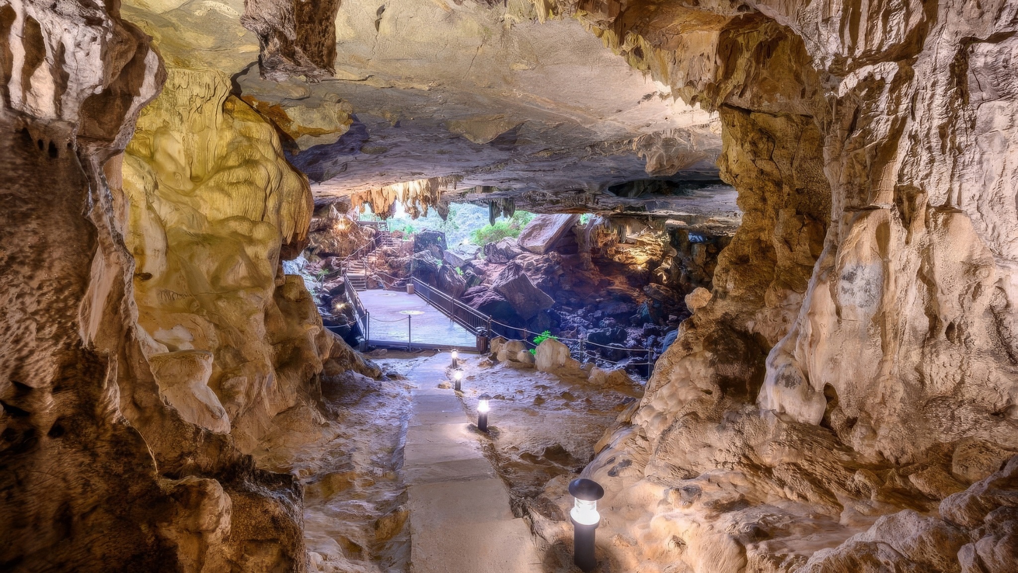 Trinh Nu Cave is located in one of the most secluded spots in Halong Bay.