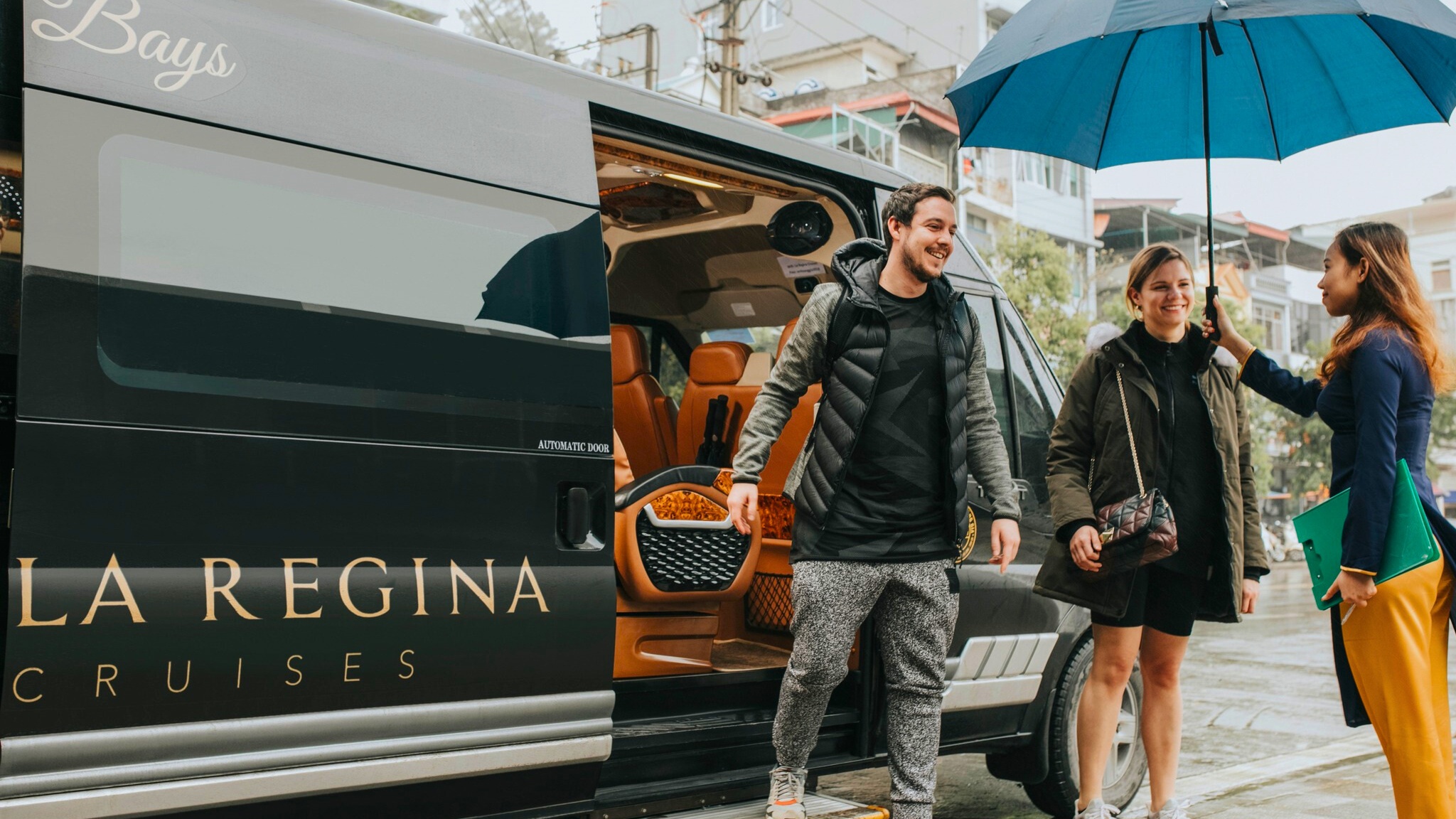 La Regina Halong Bay Cruise provides high-class vehicles for transfer services.