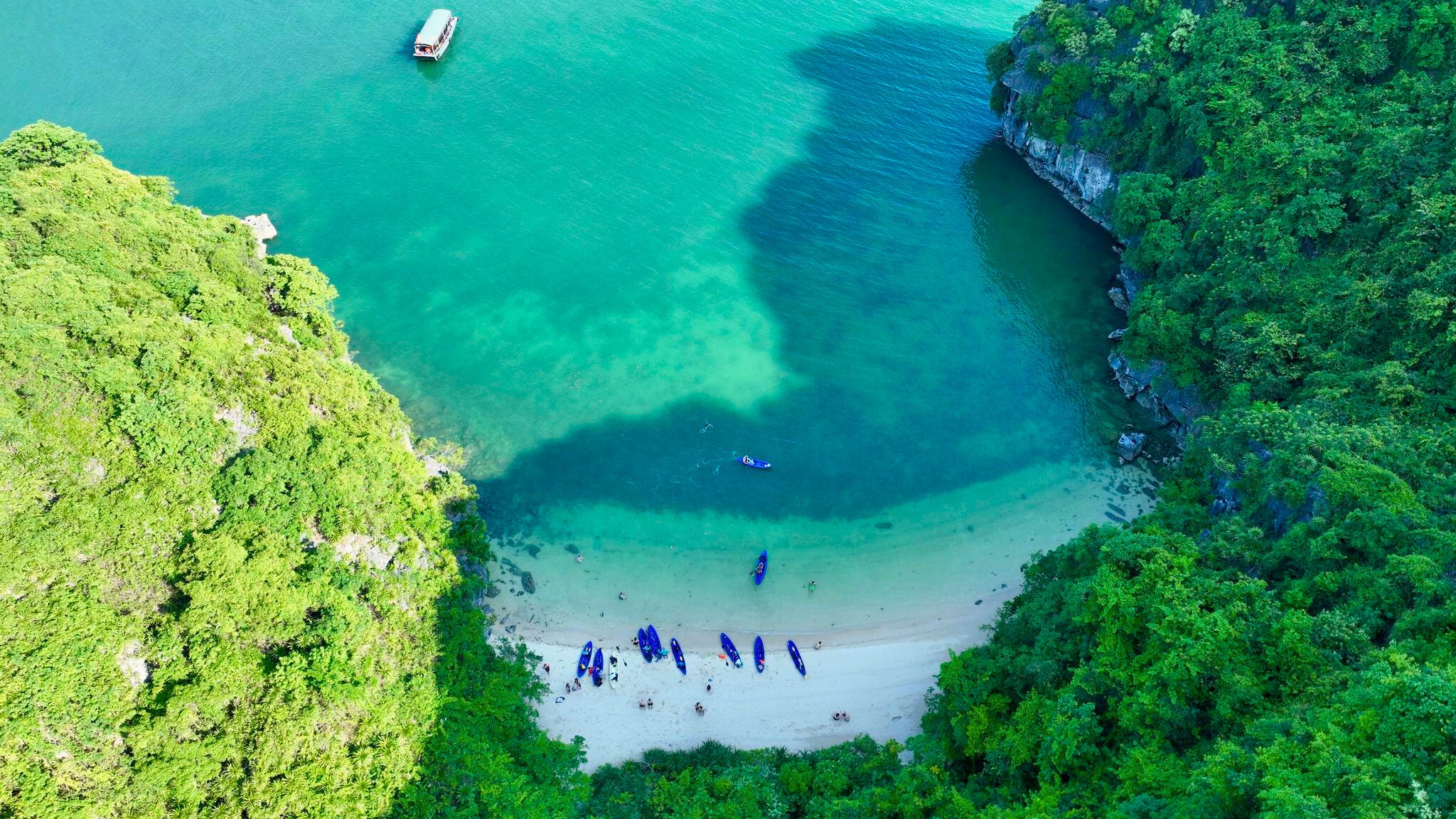 The clean and turquoise water of Ba Trai Dao beach