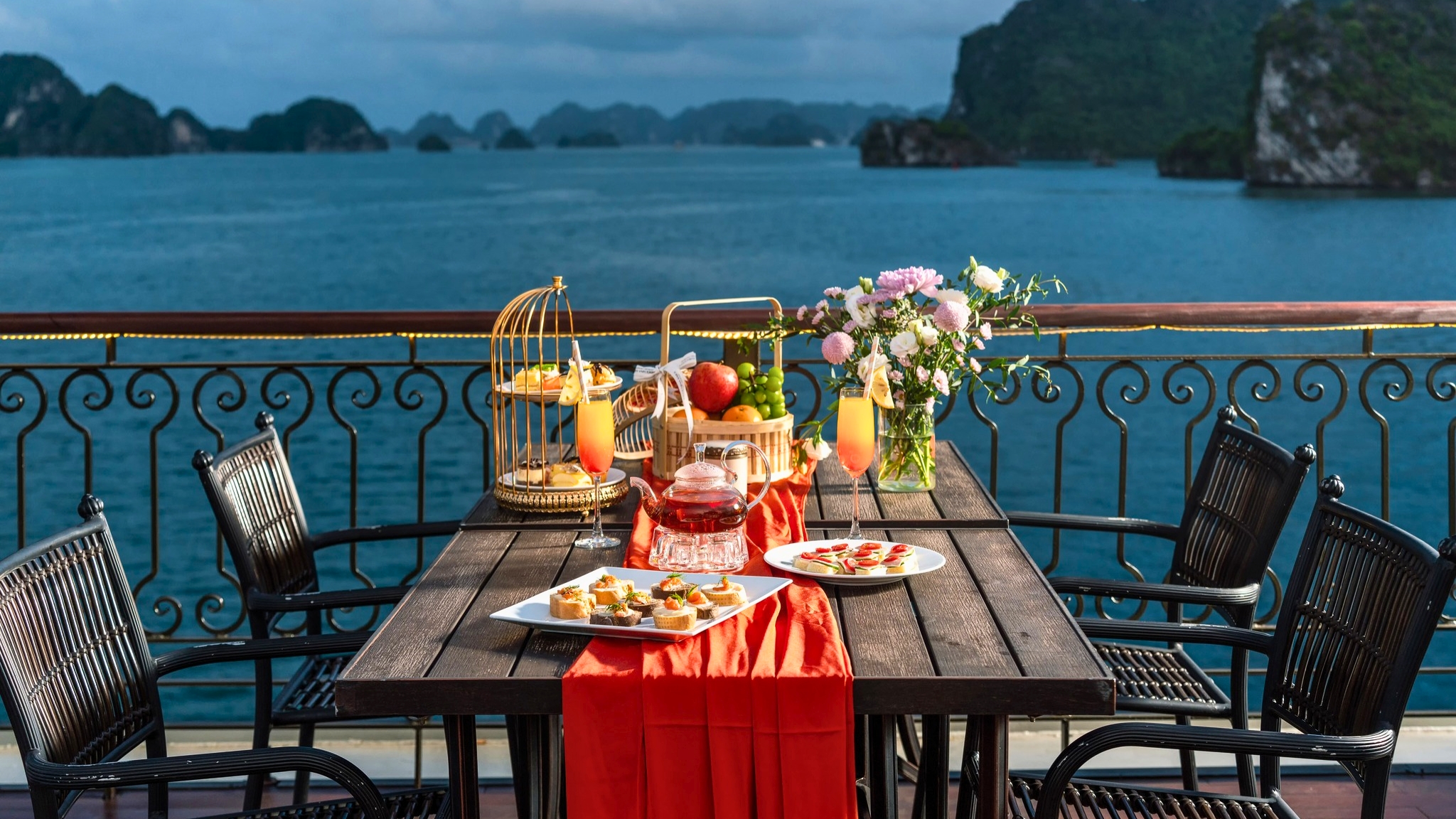 Disfruta de un momento fuera de este mundo con Canap&eacute; al atardecer en Halong