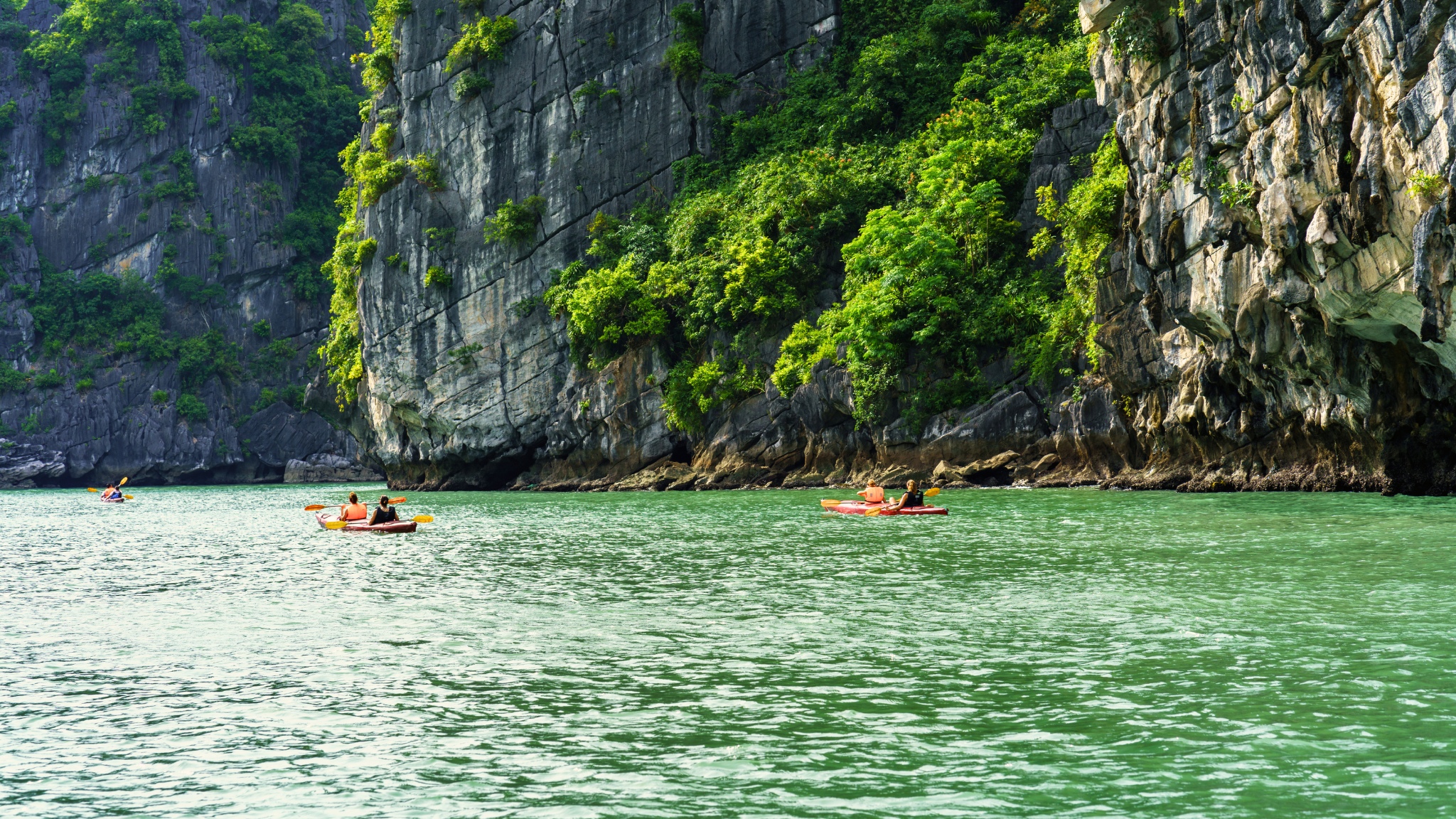 Kayak with your travel companions to the magnificent Luon Cave